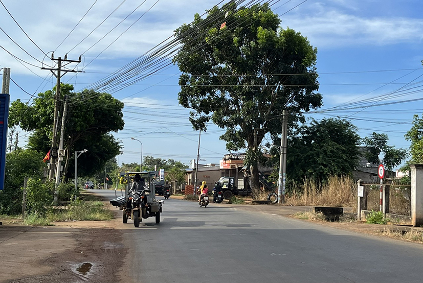 Một tài xế chạy xe ba gác chở những thanh sắt liên tục ra vào cửa hàng vật liệu xây dựng trên đường TL328 (huyện Xuyên Mộc).