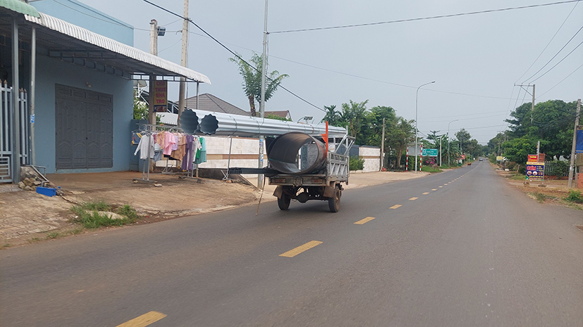Những cuộn tôn lợp không che chắn hai đầu được đặt chênh vênh trên chiếc xe ba gác, tại đường Bình Giã - Đá Bạc (huyện Châu Đức).