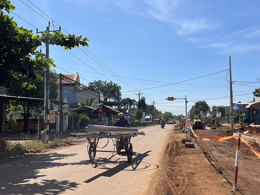 Xe thồ chở các vật liệu sắc lẹm vẫn thản nhiên lưu thông trên đường gây mất ATGT.