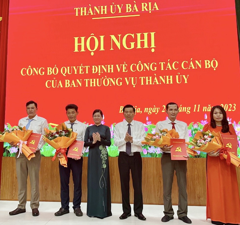 Lãnh đạo Thành uỷ Bà Rịa trao quyết định và tặng hoa chúc mừng các cán bộ. Ảnh Trần Phát