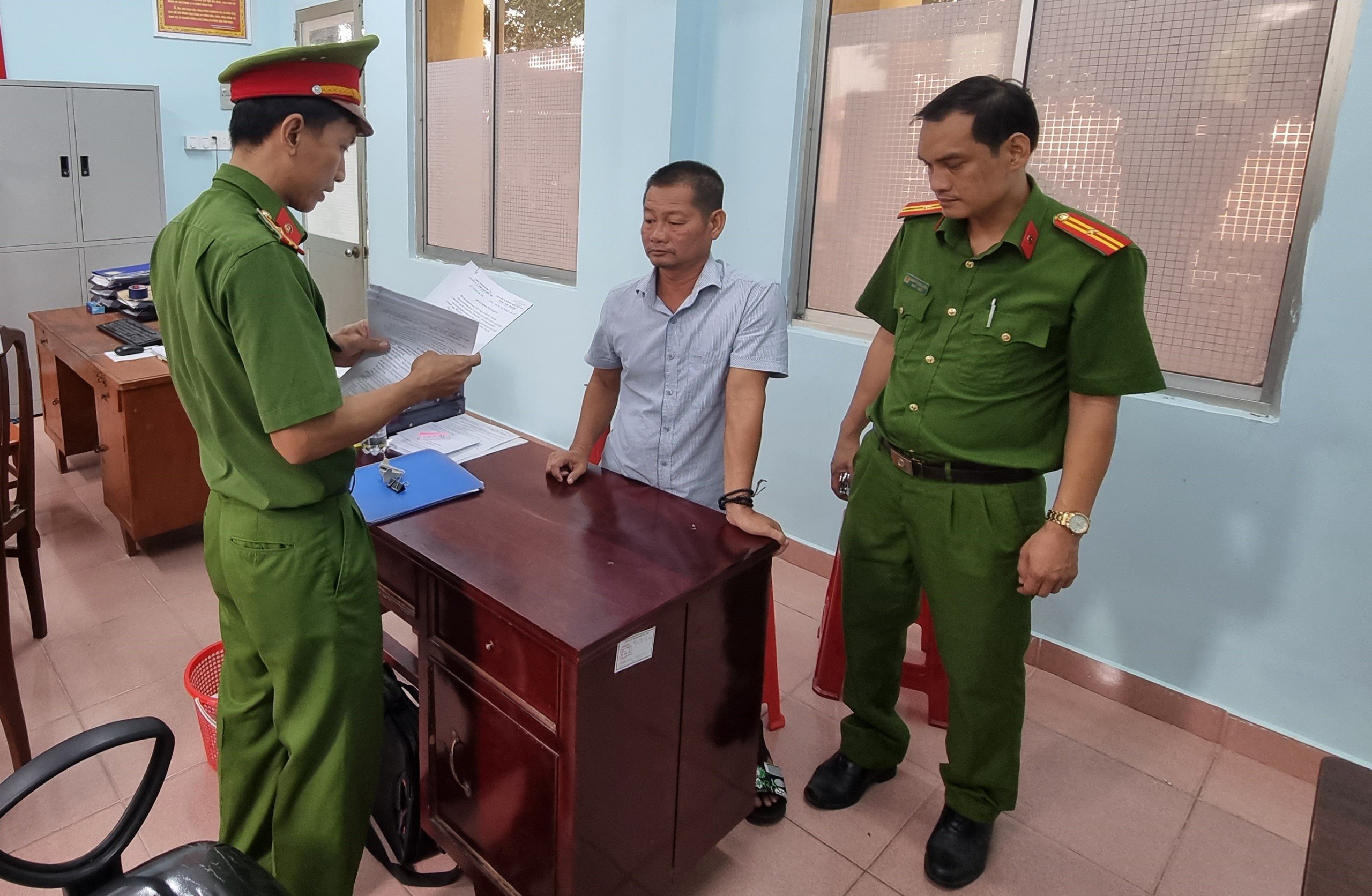 Cơ quan CSĐT-Công an tỉnh tống đạt quyết định khởi tố, bắt tạm giam Đỗ Hoàng Lý