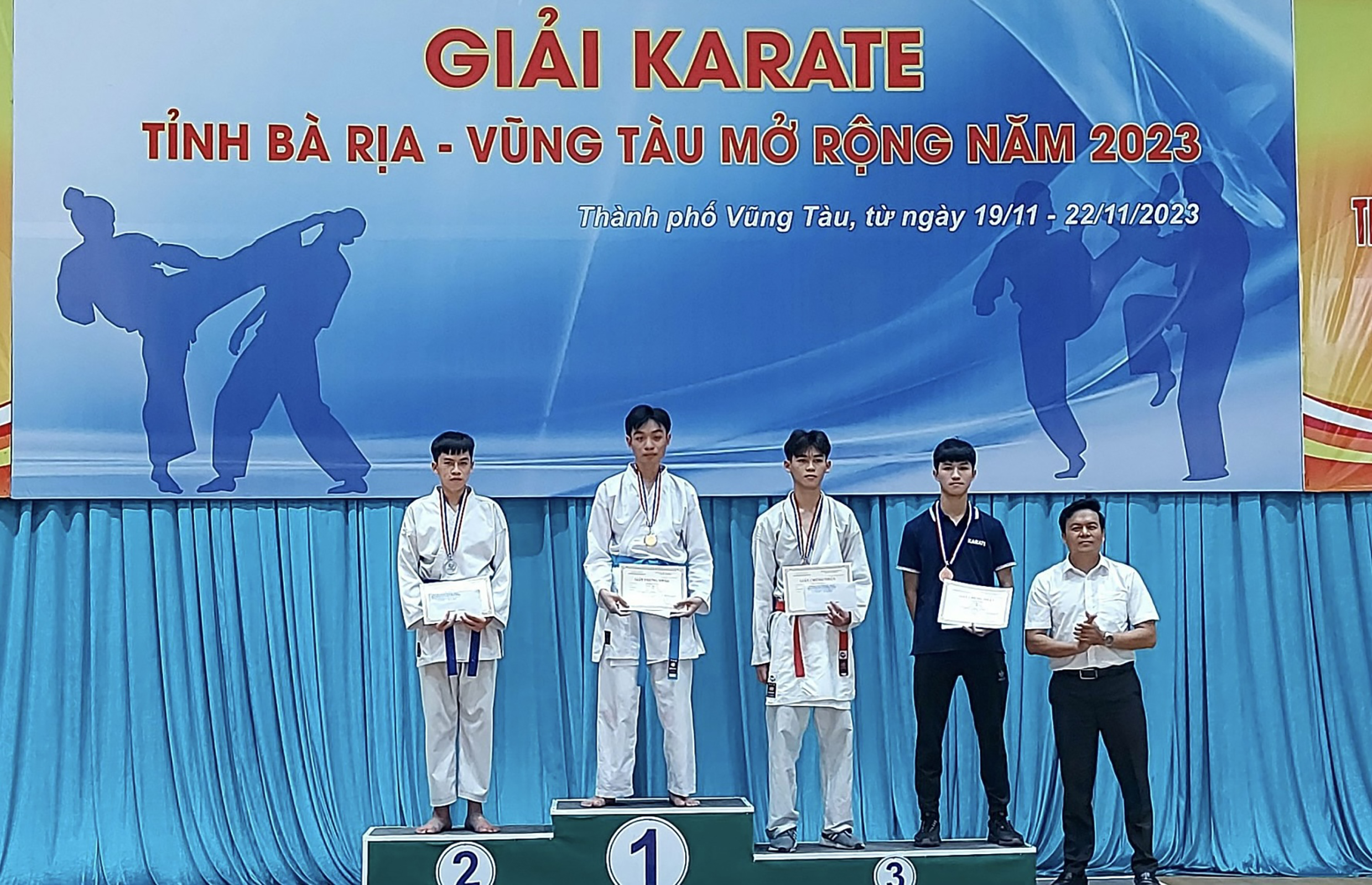 Ban tổ chức trao giải cho các vận động viên.