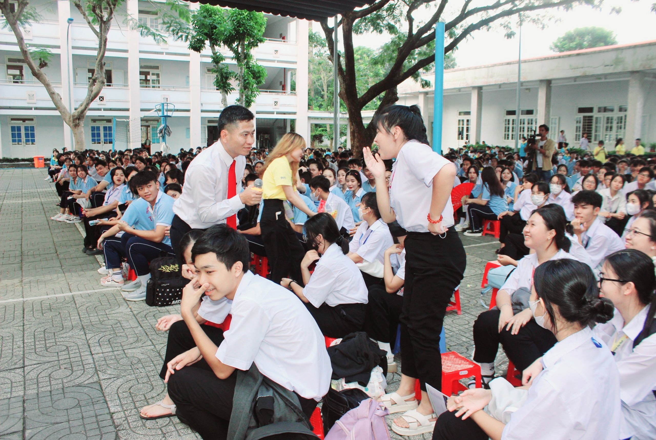 TS. Vũ Xuân Hướng, thành viên Ban Tư vấn giao lưu với các em HS.