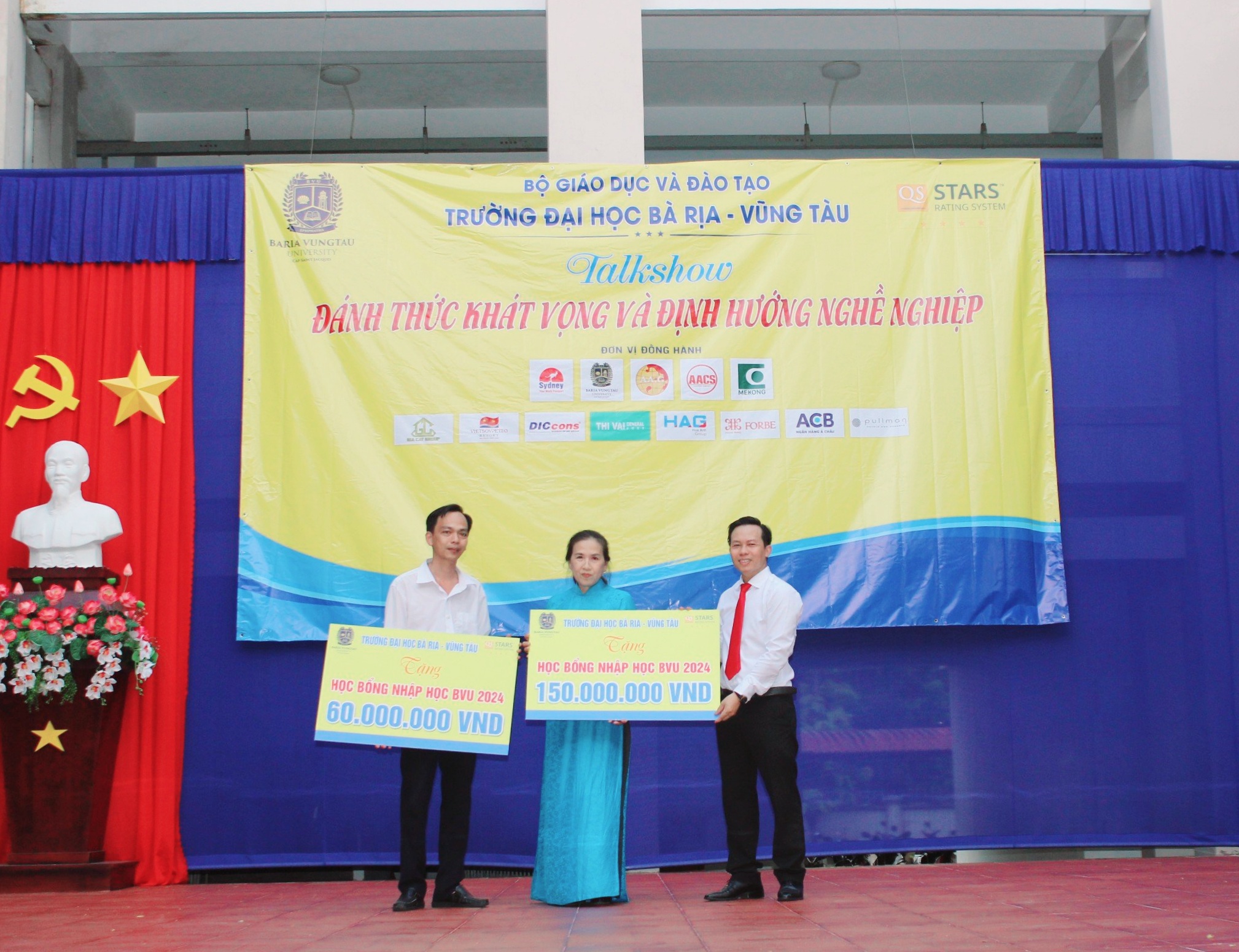 Trường ĐH Bà Rịa – Vũng Tàu trao học bổng nhập học tặng 50% học phí học kỳ 1 trị giá 150 triệu đồng cho Trường THPT Trần Phú, học bổng trị giá 60 triệu đồng cho Trường Phổ thông Dân tộc nội trú tỉnh.
