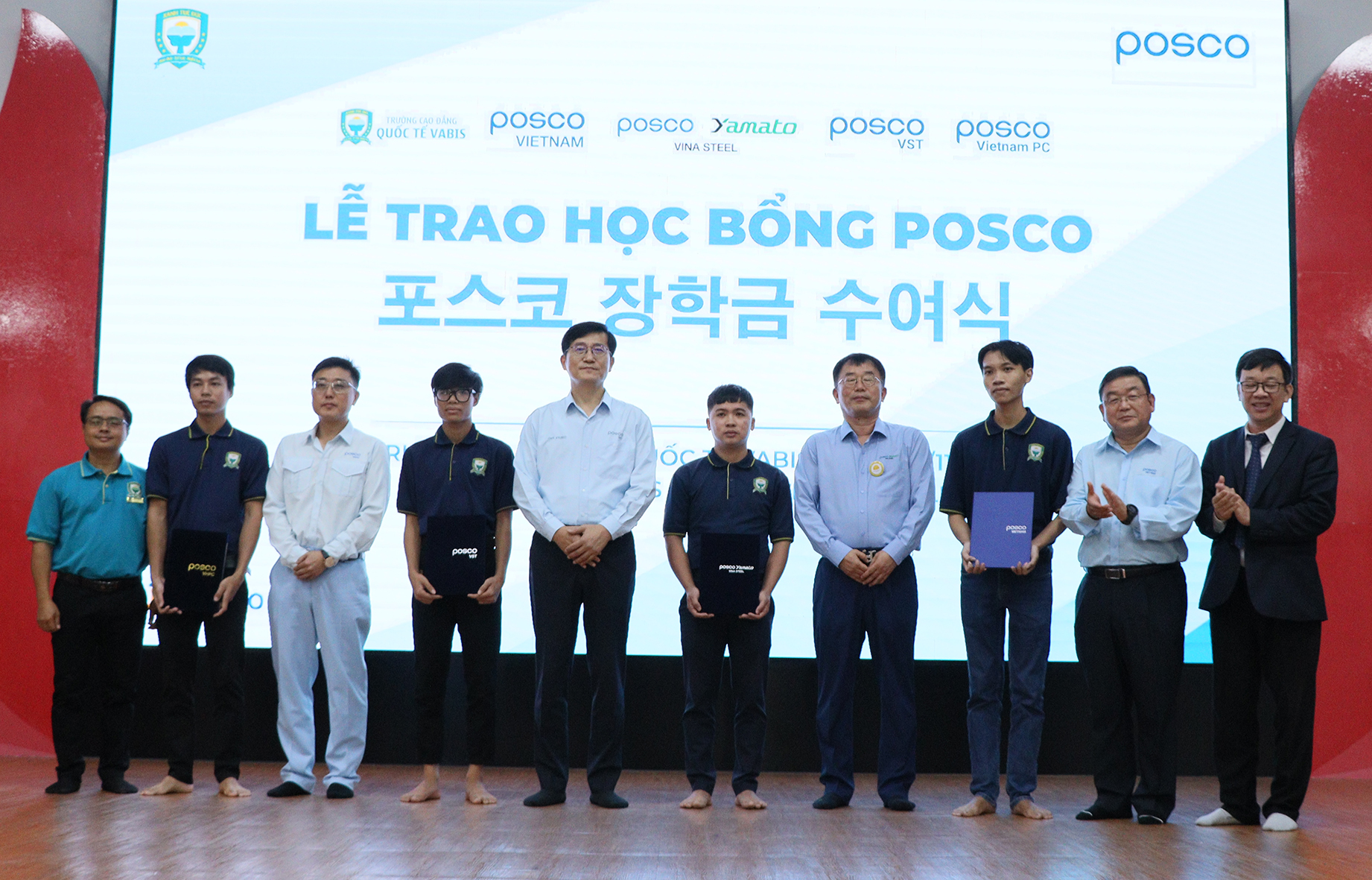 Đại diện 4 công ty thành viên của Tập đoàn Posco tại Việt Nam trao học bổng cho 4 SV Khoa Cơ khí hàn và Điện Trường CĐ Quốc tế VABIS.
