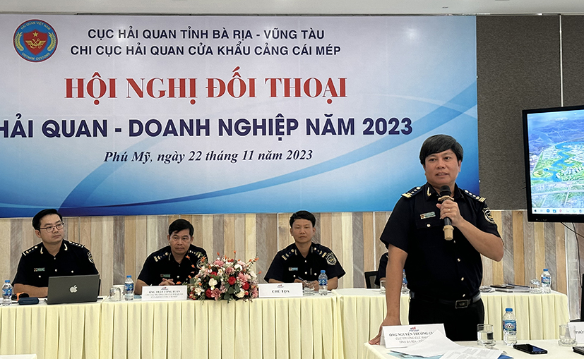 Ông Nguyễn Trường Giang, Cục trưởng Cục Hải quan tỉnh giải đáp thắc mắc của DN tại hội nghị.