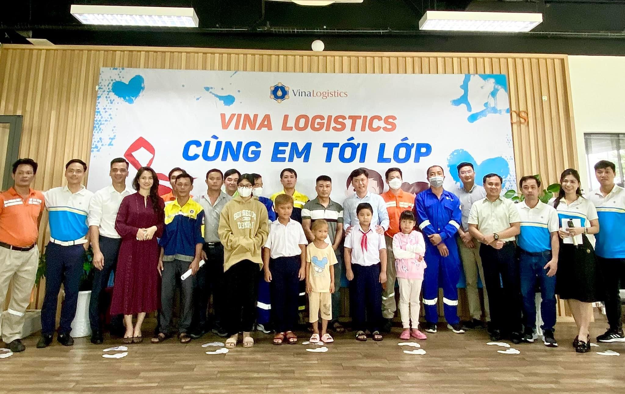Lãnh đạo VNL trao học bổng cho các em học sinh con của CBCNV trong công ty có hoàn cảnh khó khăn nhưng vượt khó vươn lên trong học tập trong chương trình “Cùng em tới lớp”.