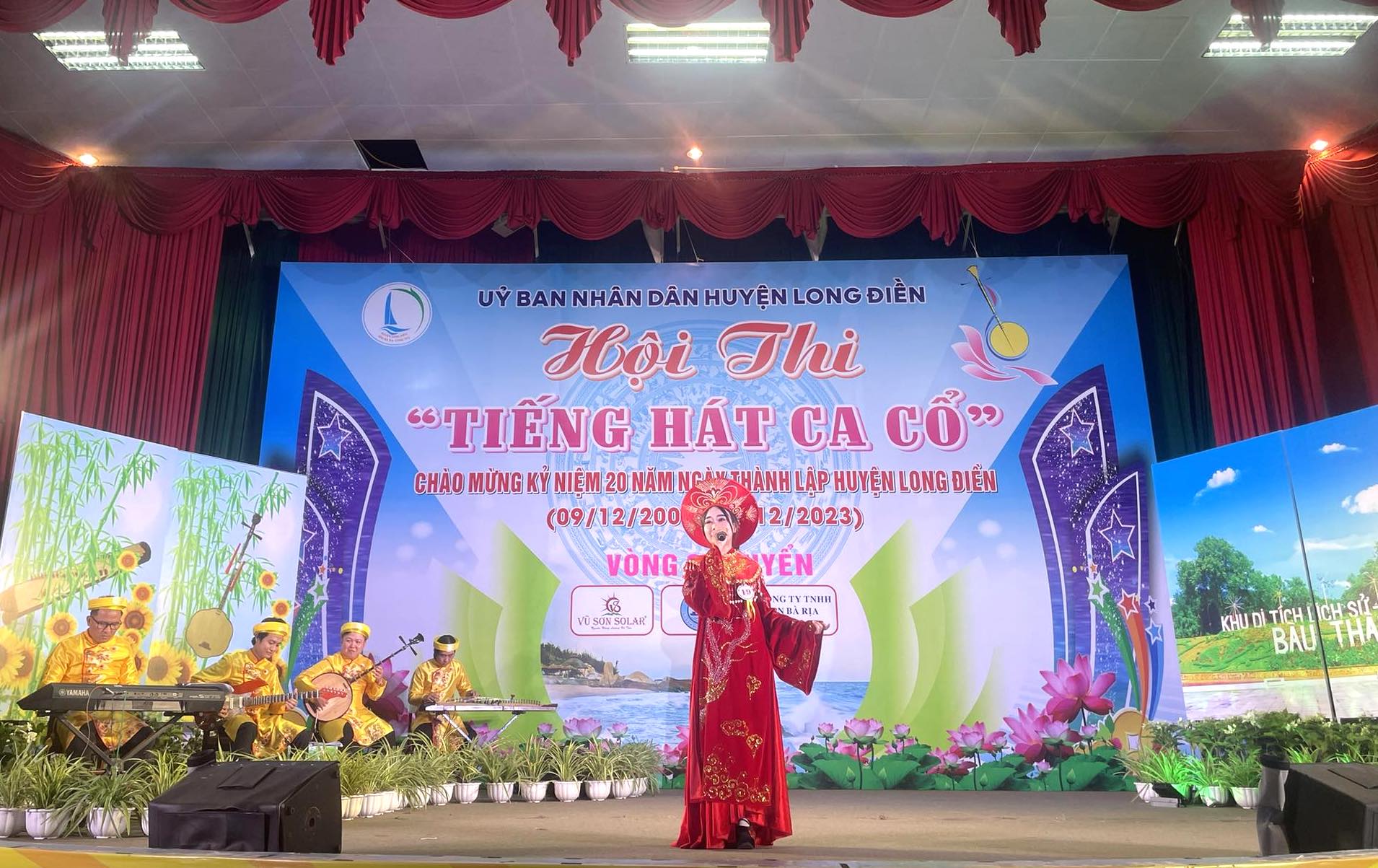 Tiết mục dự thi “Nỗi lòng thái hậu” của thí sinh Nguyễn Yến Nhi (19 tuổi, bảng B Đội Đờn ca tài tử huyện Đất Đỏ).
