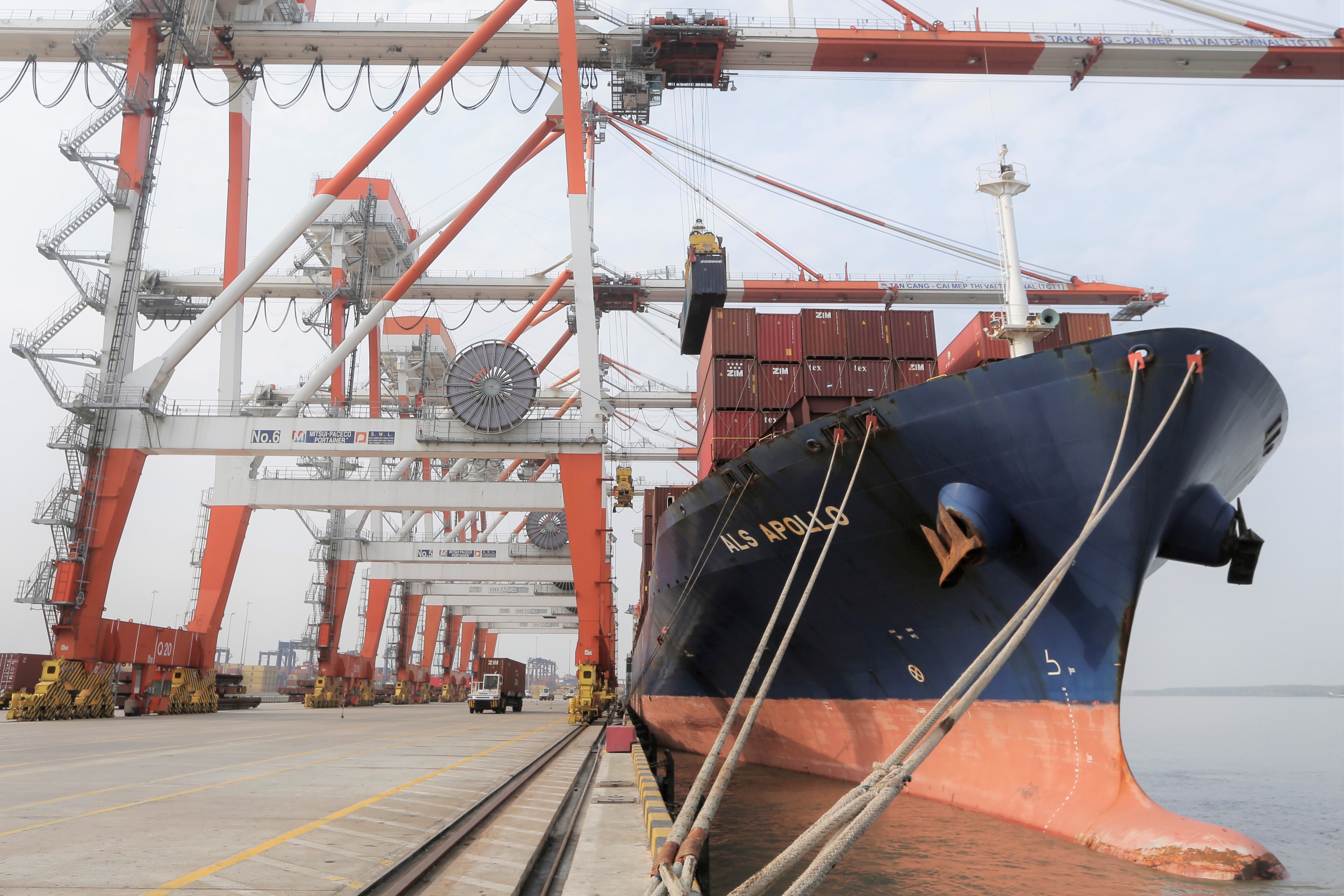 Xếp dỡ hàng container tại Cảng TCTT.