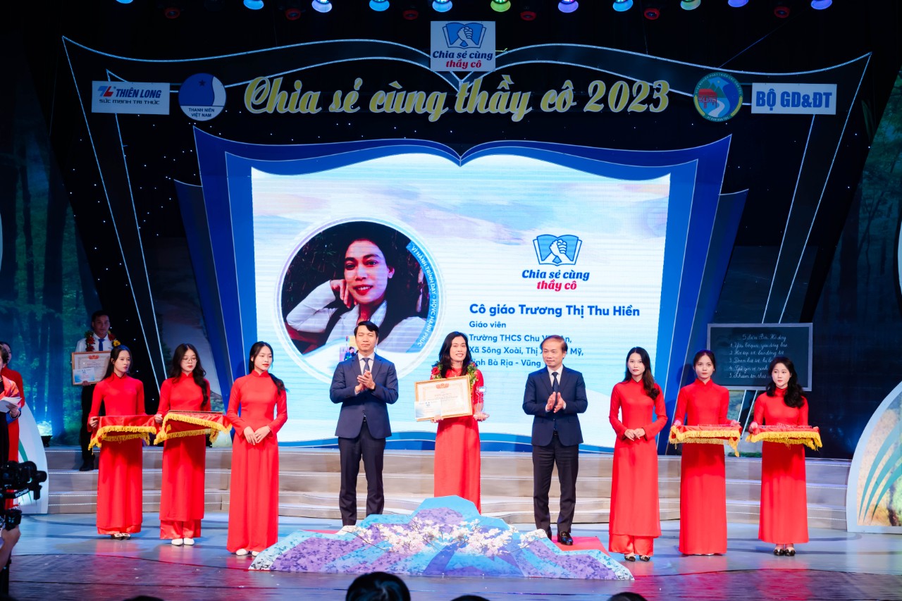 Cô Trương Thị Thu Hiền, GV Trường THCS Chu Văn An (TX.Phú Mỹ) nhận Bằng khen của Bộ GD-ĐT là GV tiêu biểu tham gia chương trình 