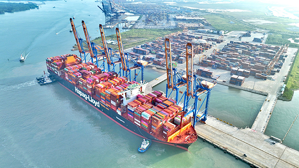 Siêu tàu MANILA EXPRESS cập cảng Gemalink.