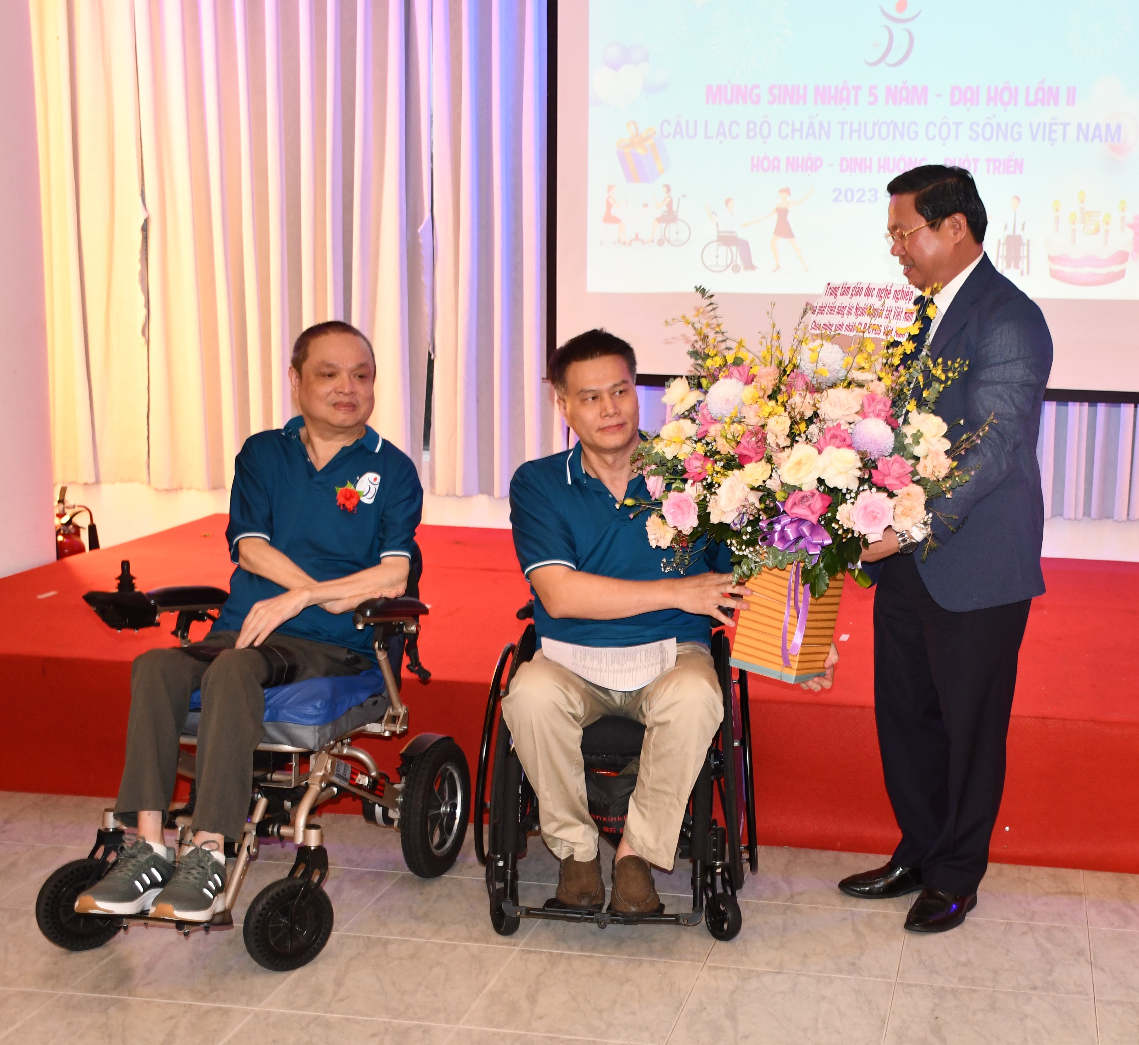 Các đơn vị tặng hoa chúc mừng CLB Chấn thương cột sống Việt Nam kỷ niệm 5 năm ngày thành lập.