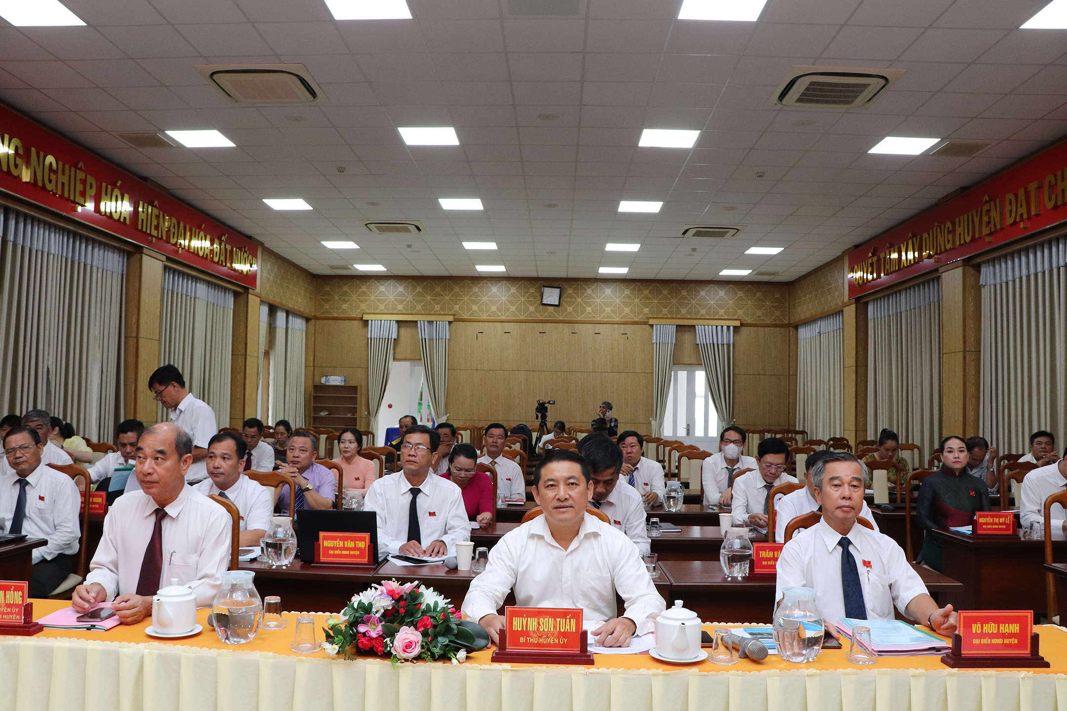 Các ông: Huỳnh Sơn Tuấn, Bí thư Huyện ủy; Võ Hữu Hạnh, Phó Bí thư Thường trực Huyện ủy và Lâm Văn Hồng, Chủ tịch UBND huyện Long Điền tham dự Kỳ họp.
