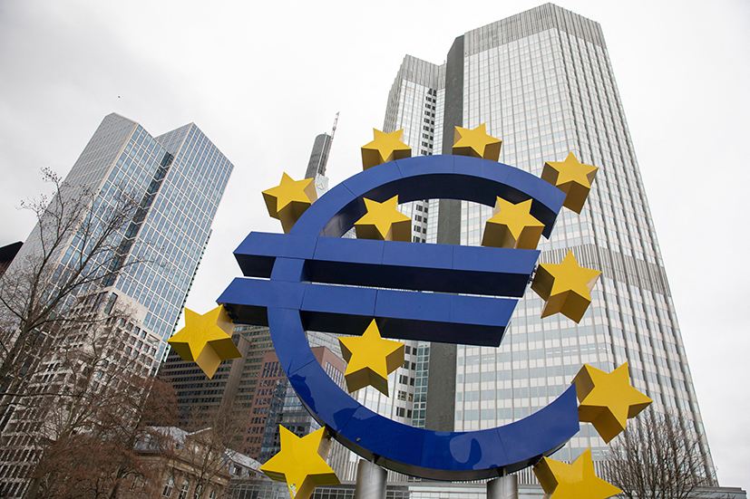 Biểu tượng đồng euro ở phía trước trụ sở Ngân hàng trung ương châu Âu ở Frankfurt, Đức.