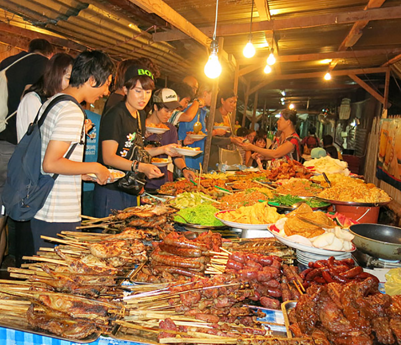 Đa dạng món ngon trong chợ đêm Luang Prabang.