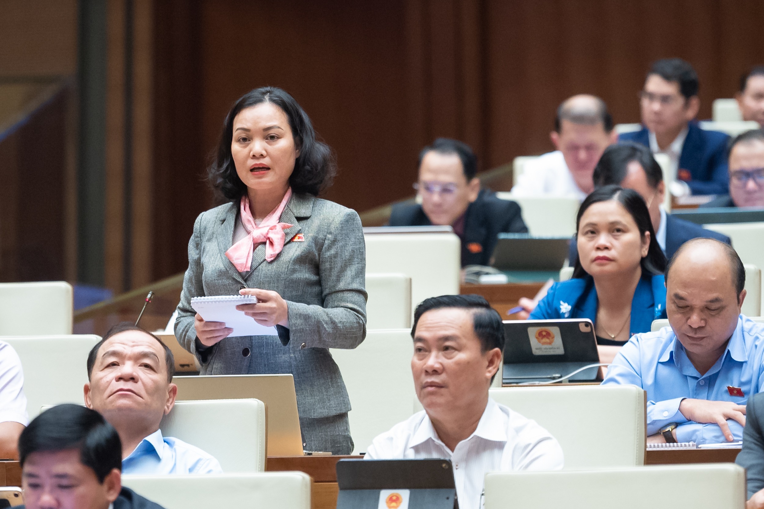 Đại  biểu Huỳnh Thị Phúc tham gia thảo luận tại hội trường