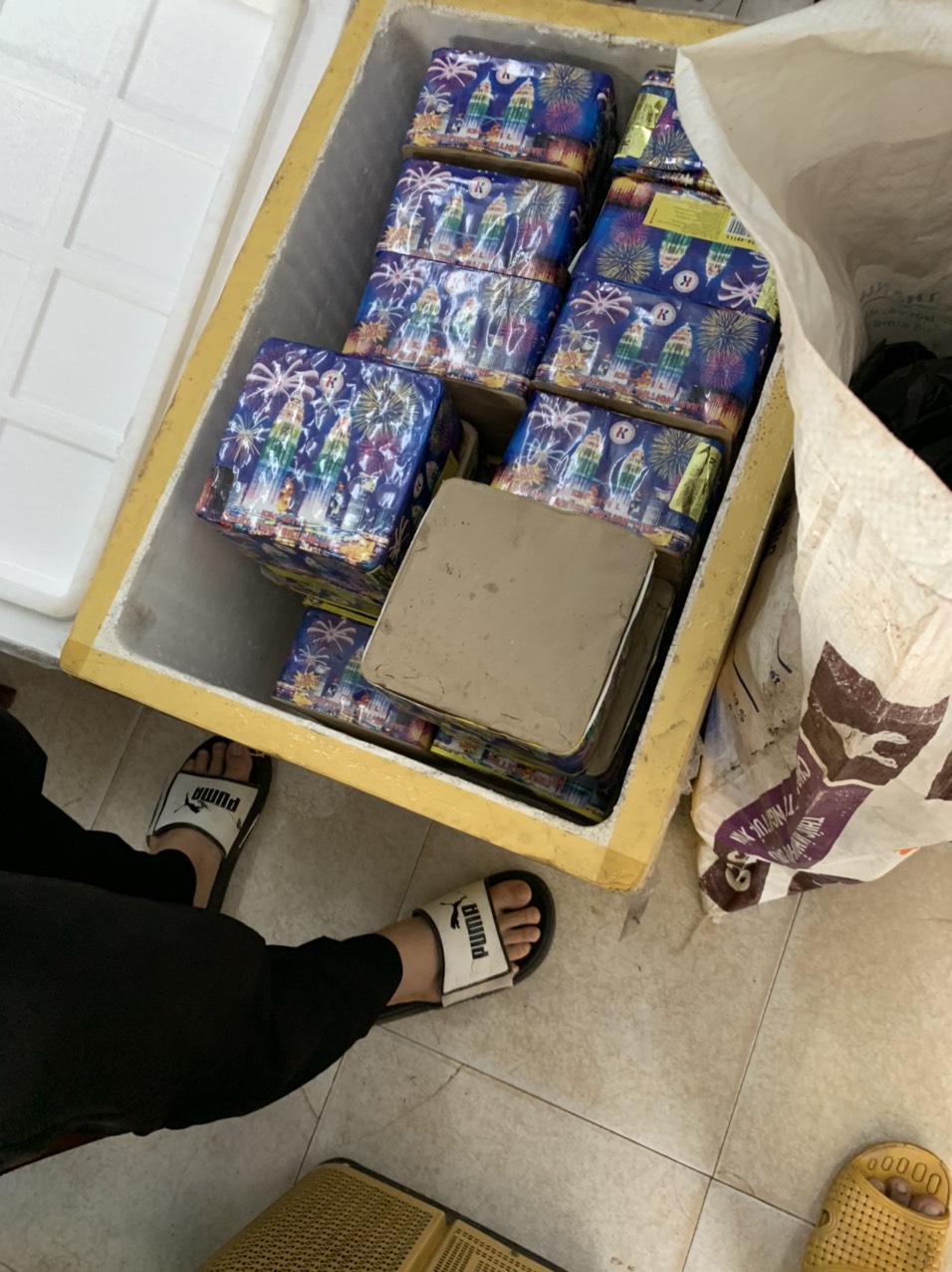 Lực lượng Công an tỉnh và Công an huyện Xuyên Mộc thu giữ tang vật một vụ mua bán, vận chuyển trái phép pháo nổ.