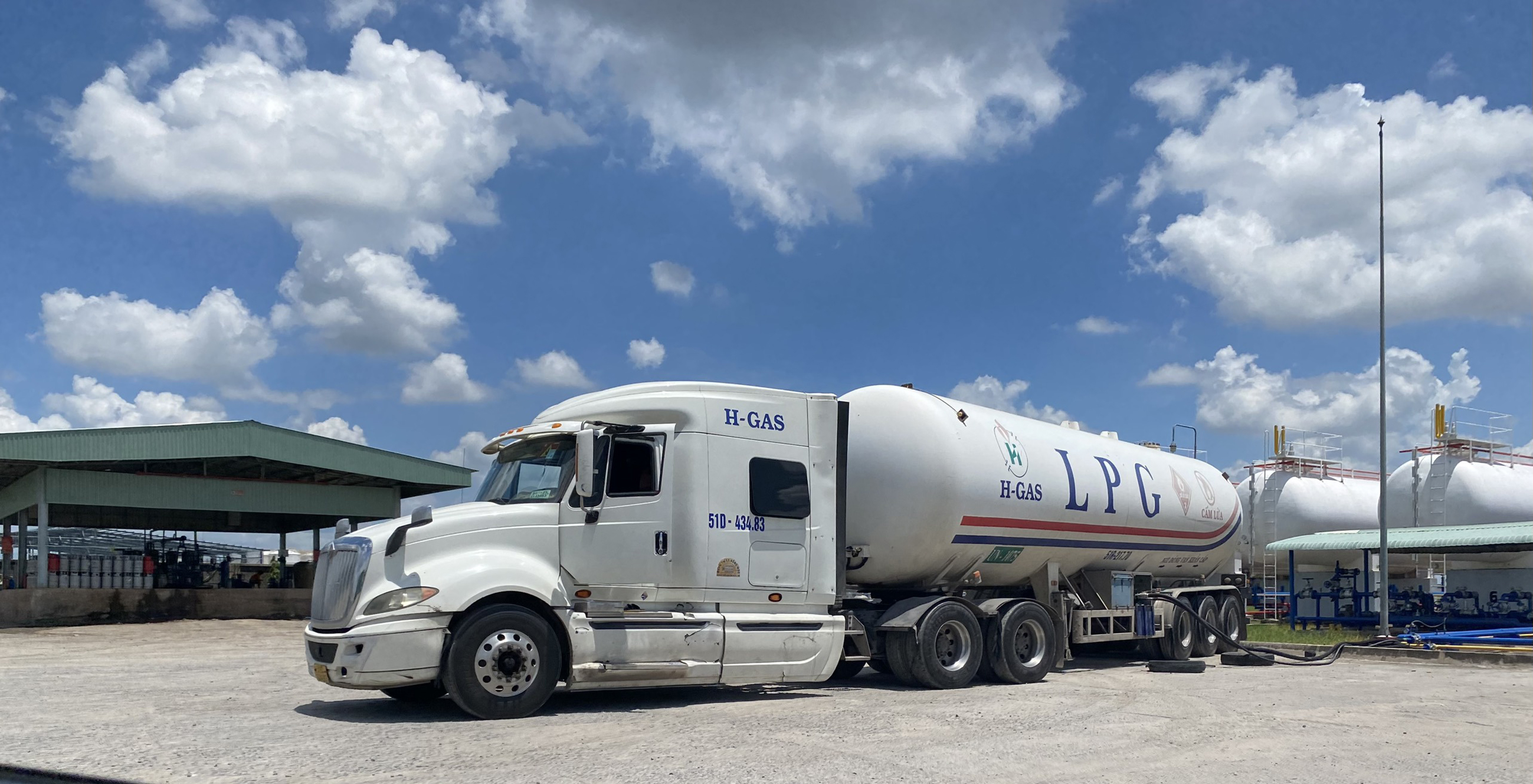 Giao nhận LPG bằng xe bồn chuyên dụng của PV Gas Trading.