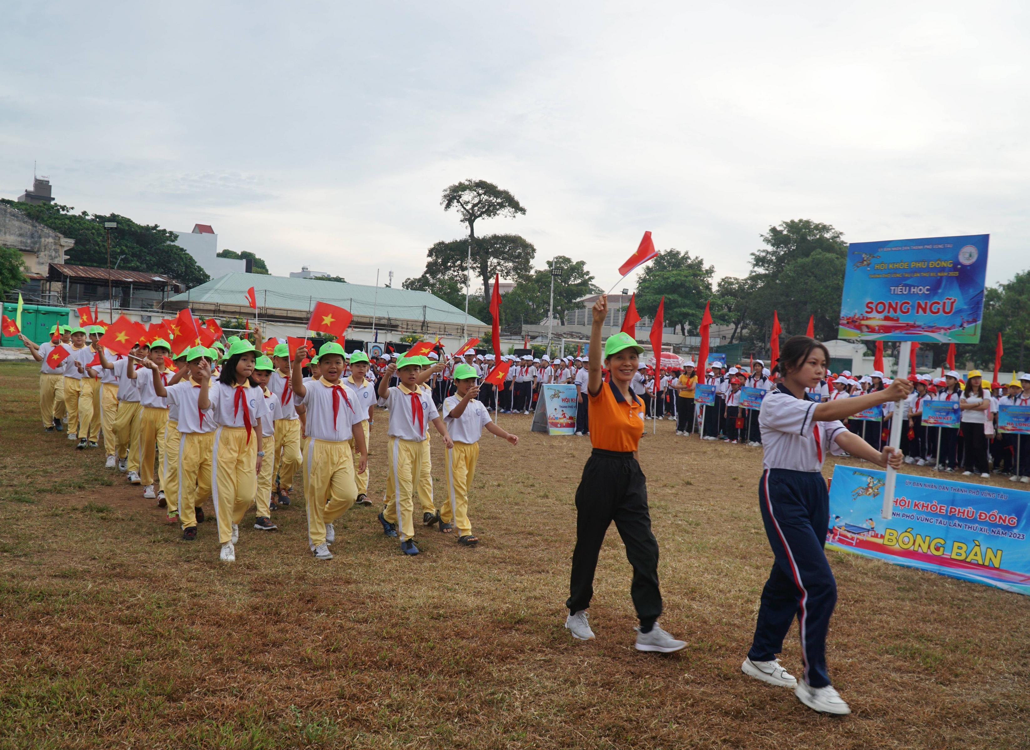 Các trường diễu hành tại lễ khai mạc.