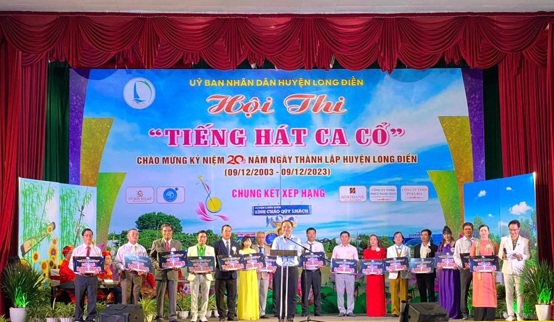 Ban tổ chức trao các giải Nhất, Nhì, Ba, Tư và các giải phụ cho các thí sinh.