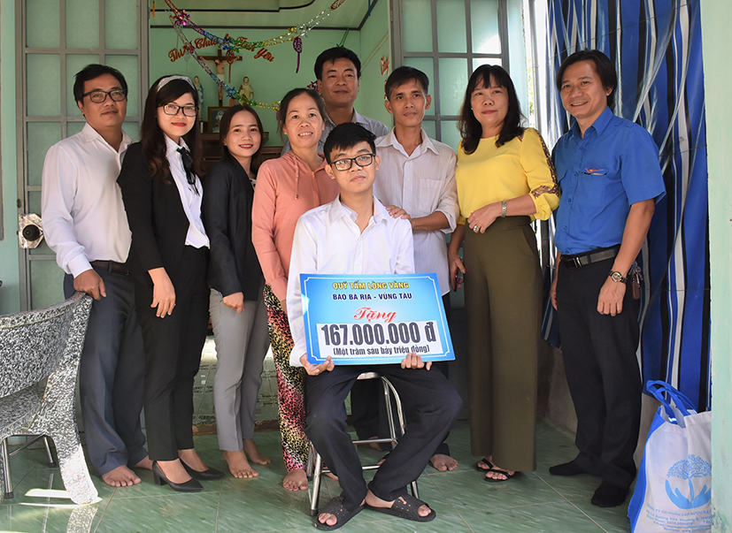 Báo Bà Rịa-Vũng Tàu trao 167 triệu đồng bạn đọc ủng hộ qua Báo cho gia đình em Võ Minh Hiếu vào ngày 23/1/2021.