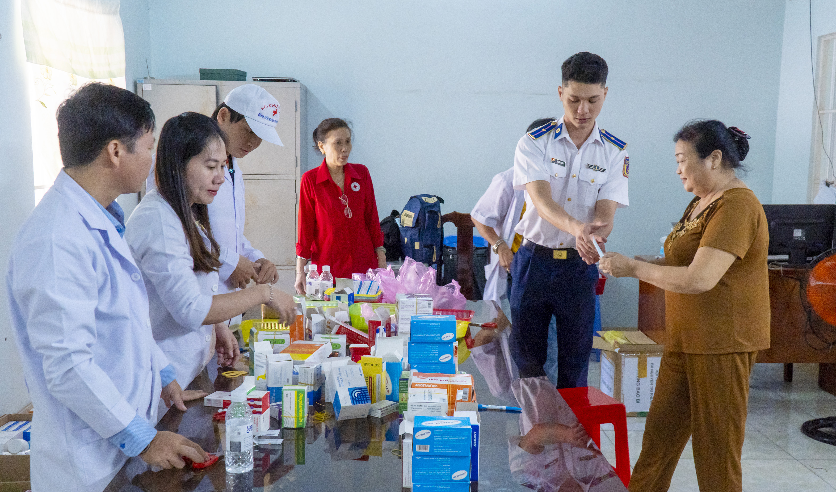 Mgười dân thuộc diện các gia đình chính sách, hộ đồng bào dân tộc,  hộ có hoàn cảnh khó khăn trên địa bàn phường 11 (TP.Vũng Tàu)  được khám bệnh, tư vấn sức khoẻ và cấp thuốc miễn phí.