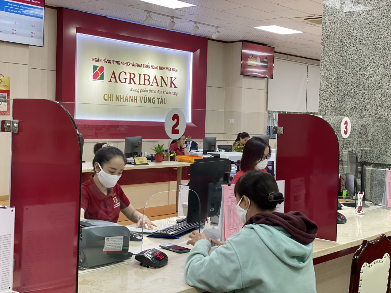 Khách hàng giao dịch tại Agribank, chi nhánh Vũng Tàu.