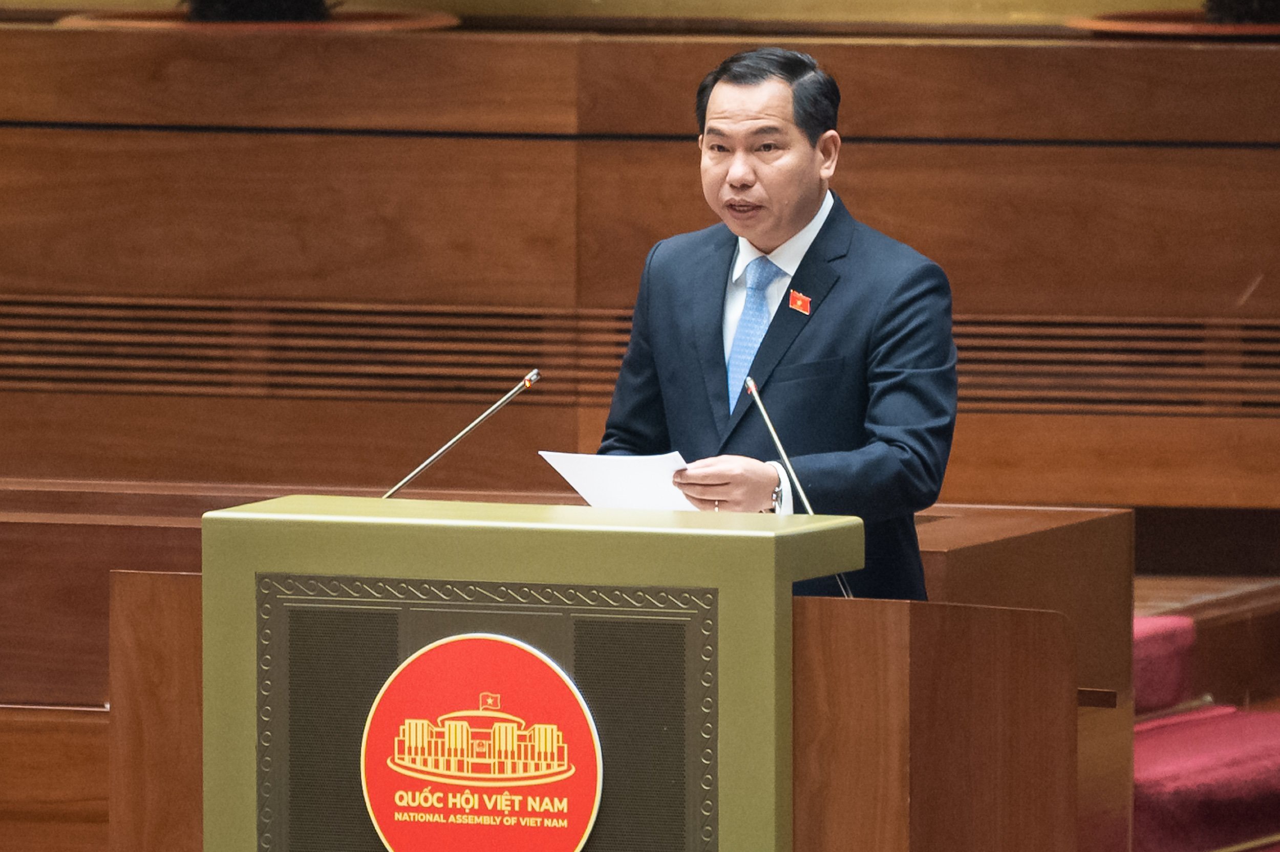 Ủy viên Ủy ban Thường vụ Quốc hội, Chủ nhiệm Ủy ban Tài chính, Ngân sách của Quốc hội Lê Quang Mạnh trình bày Báo cáo giải trình, tiếp thu, chỉnh lý dự thảo Nghị quyết về việc áp dụng thuế thu nhập doanh nghiệp bổ sung theo quy định chống xói mòn cơ sở thuế toàn cầu.