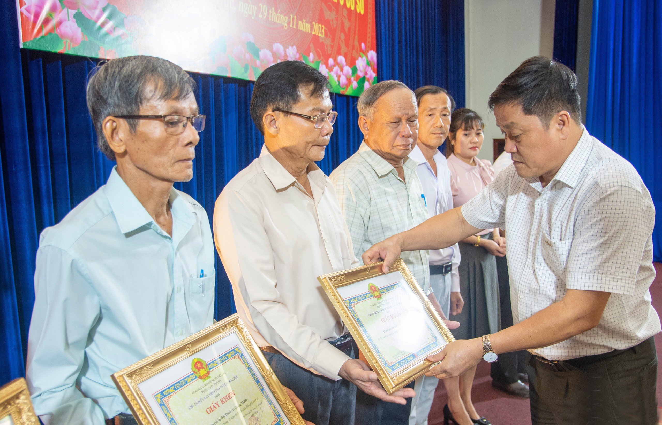 Ông Phạm Văn Quyền, Phó Chủ tịch UBND huyện Châu Đức trao giấy khen cho các tập thể có thành tích xuất sắc trong 10 năm thi hành Luật hòa giải ở cơ sở