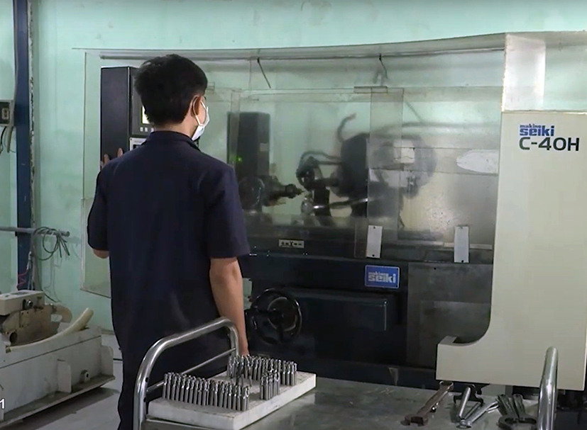 Công nhân sản xuất sản phẩm cơ khí tại Công ty TNHH Trùng Dương, TX. Phú Mỹ.