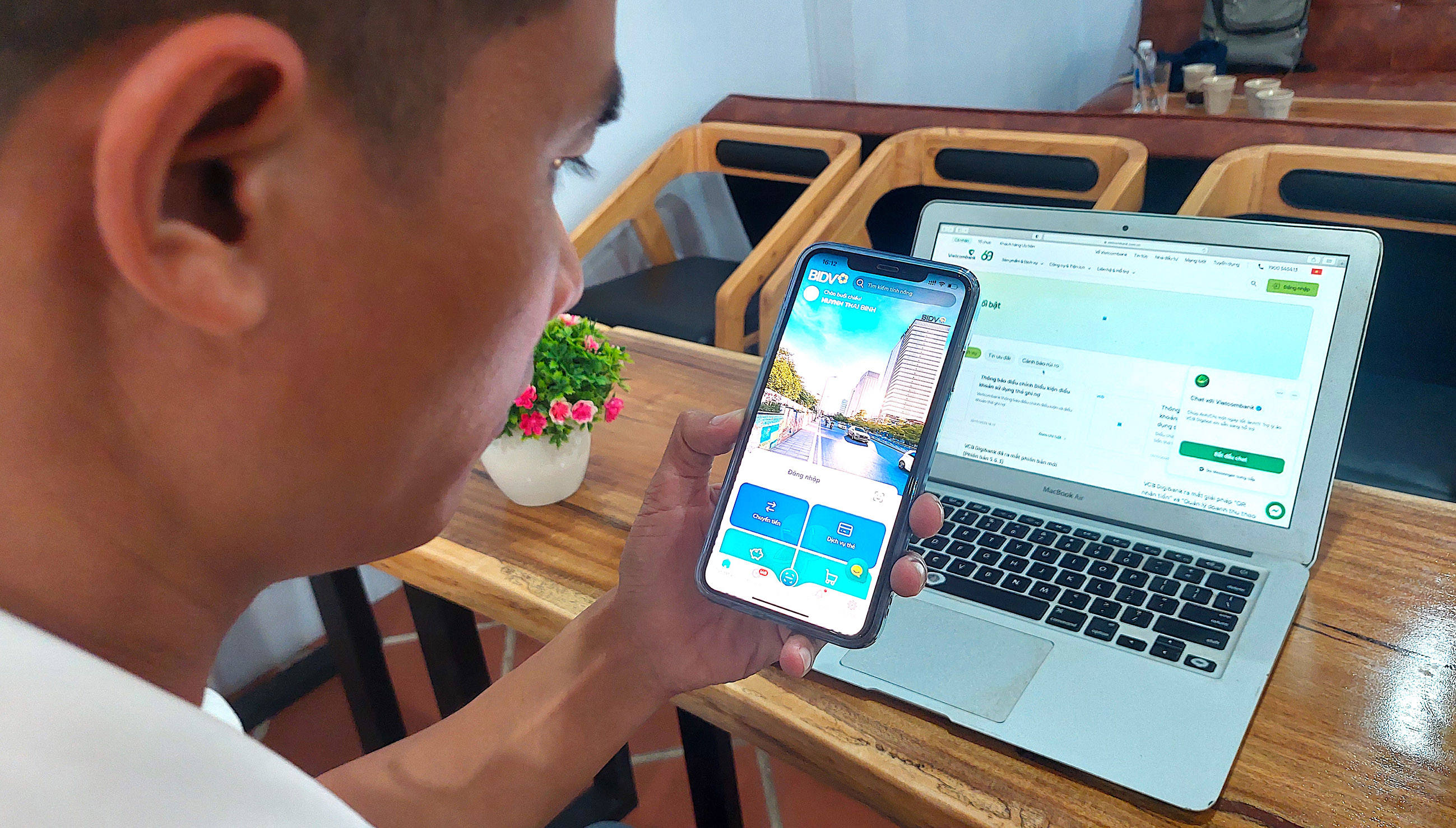 Người dân cần kiểm tra thật kỹ các thông tin về tài khoản ngân hàng để tránh chuyển nhầm tiền. (Ảnh minh họa)