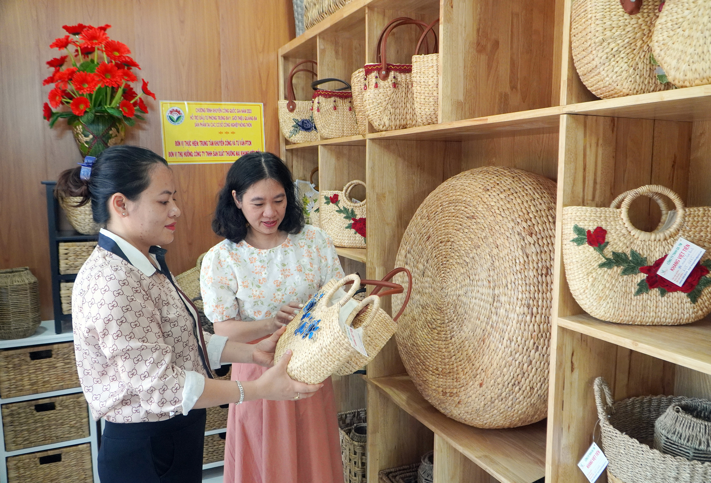 Các DN, cơ sở có sản phẩm đạt danh hiệu được hỗ trợ đầu tư mở rộng sản xuất và quảng bá. Trong ảnh: Khách hàng tham quan tại khu trưng bày sản phẩm của Công ty TNHH SX-TM Khang Việt Tiến, huyện Long Điền do nguồn khuyến công quốc gia hỗ trợ xây dựng.