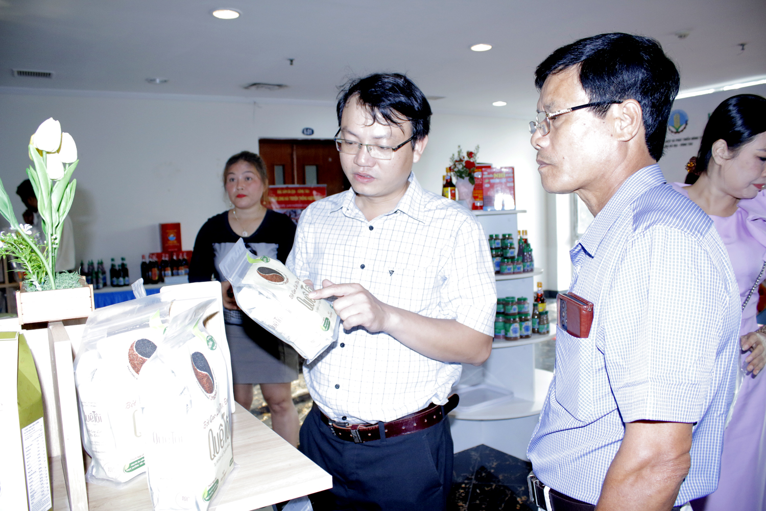 Các đại biểu tham quan các gian hàng trưng bày sản phẩm nông sản của tỉnh Bà Rịa - Vũng Tàu.