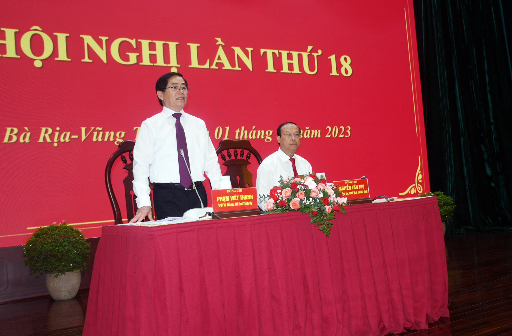 Ông Phạm Viết Thanh, Ủy viên Trung ương Đảng, Bí thư Tỉnh ủy, Chủ tịch HĐND tỉnh điều hành thảo luận tại hội nghị.