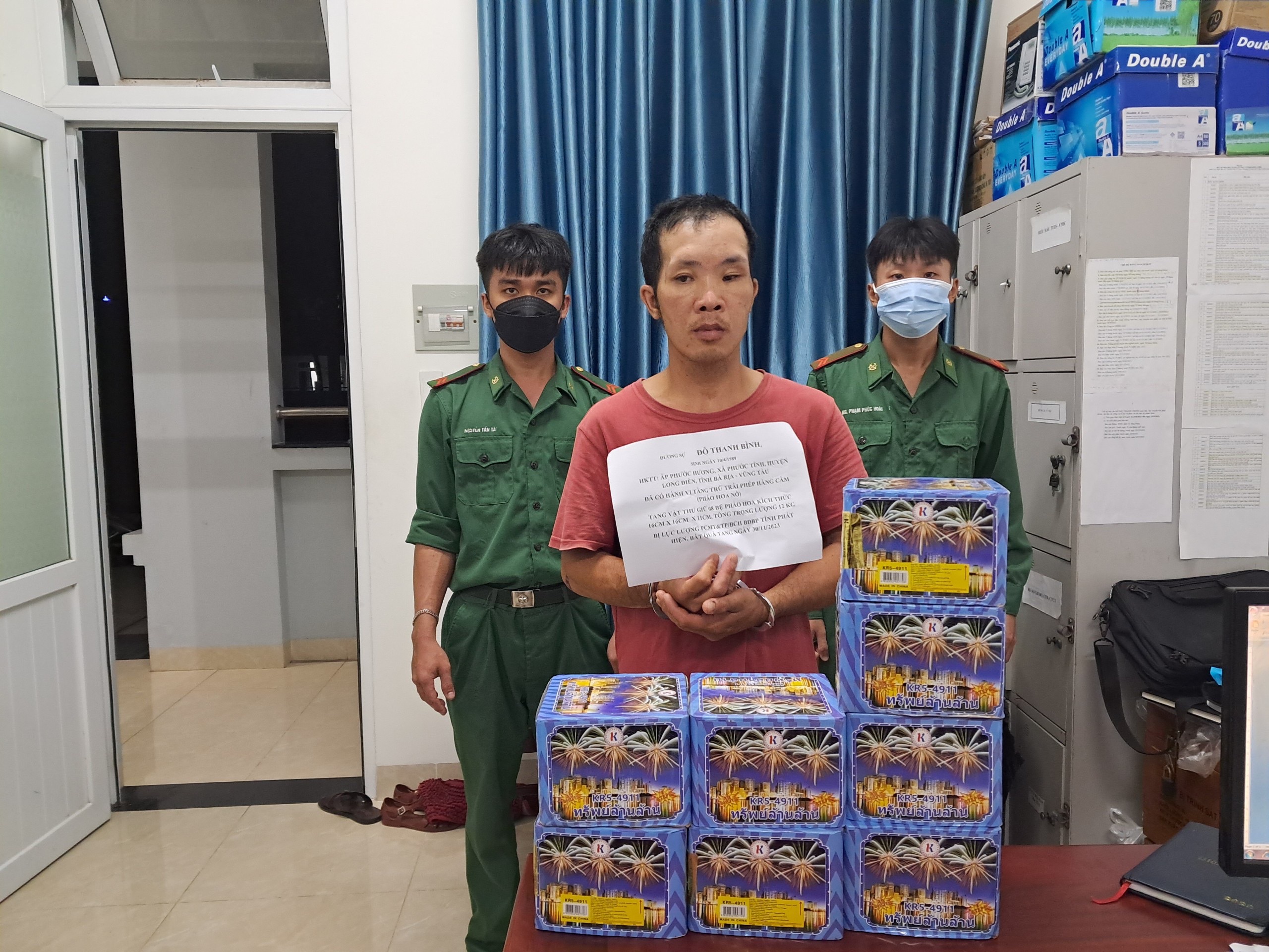 Đối tượng Đỗ Thanh Bình và tang vật bị thu giữ.