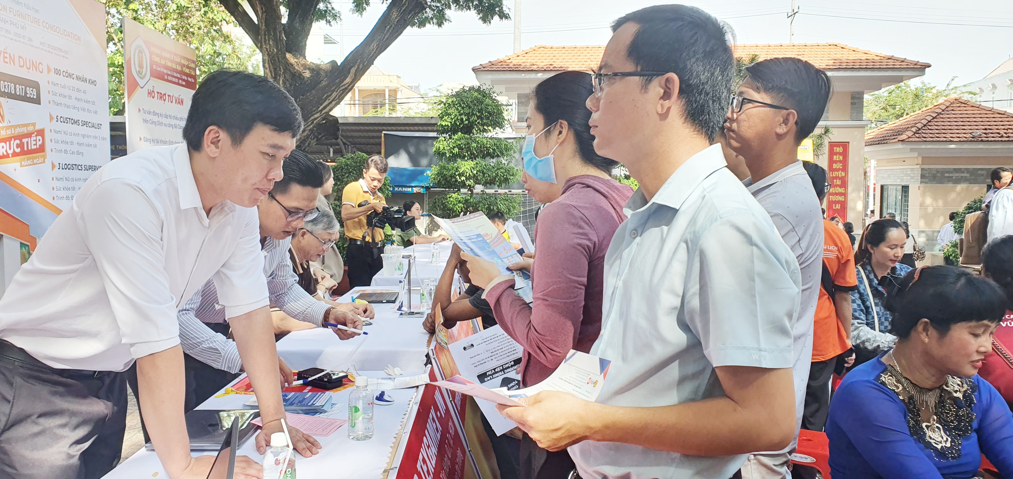 NLĐ tìm hiểu thông tin việc làm tại các gian hàng tuyển dụng trong Ngày hội việc làm tỉnh năm 2023.