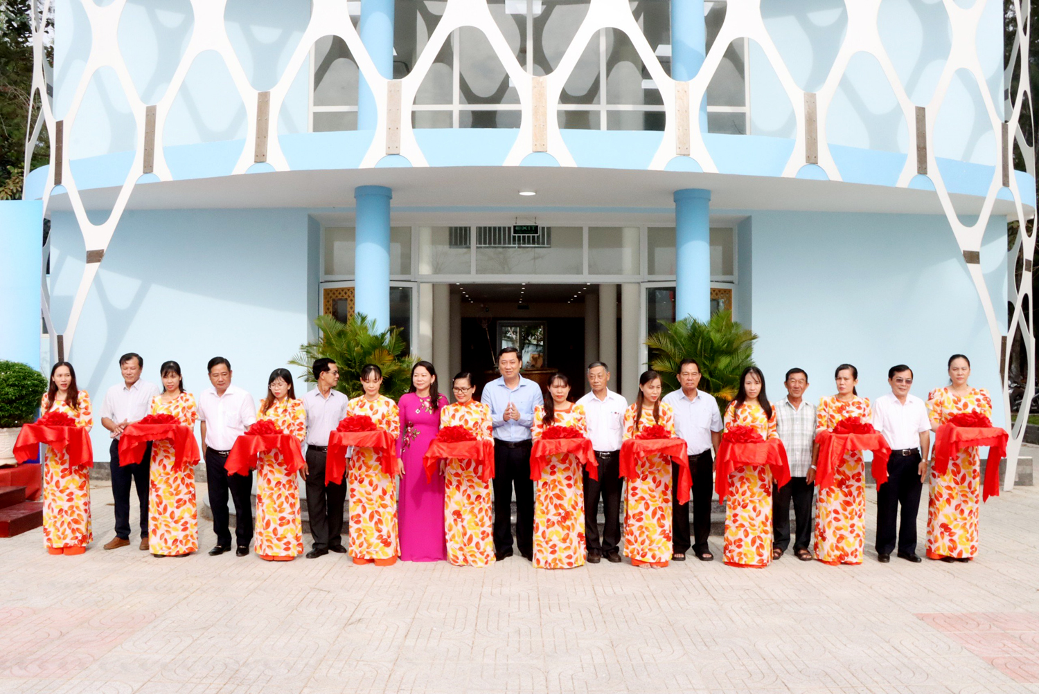 Các đại biểu cắt băng khánh thành Nhà truyền thống nghề cá thị trấn Phước Hải.
