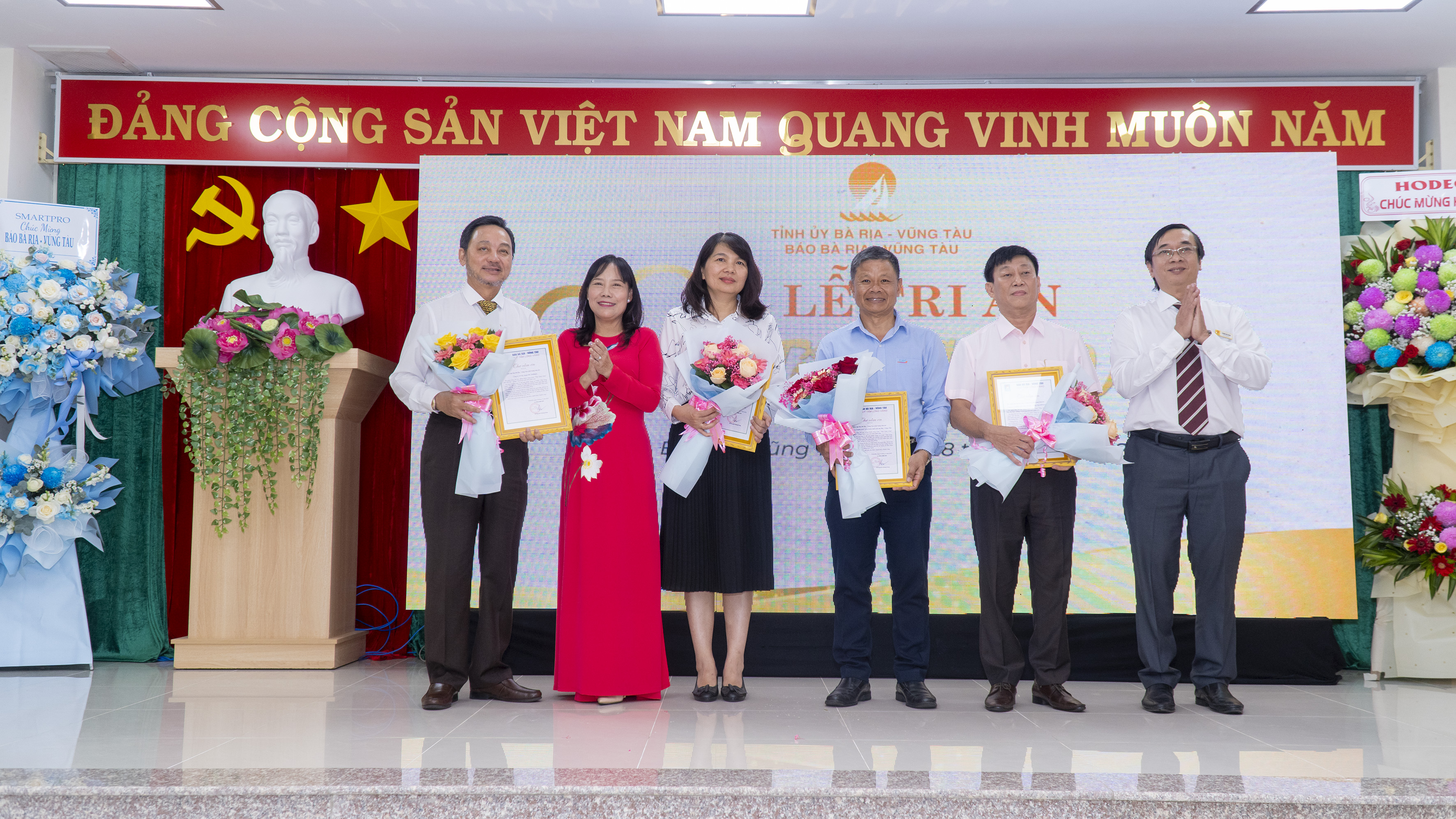Ông Trương Đức Nghĩa, Phó Tổng Biên tập Báo BR-VT (đầu tiên phía phải) phụ trách lãnh đạo, quản lý điều hành hoạt động của Báo Bà Rịa - Vũng Tàu, kể từ 1/12/2023