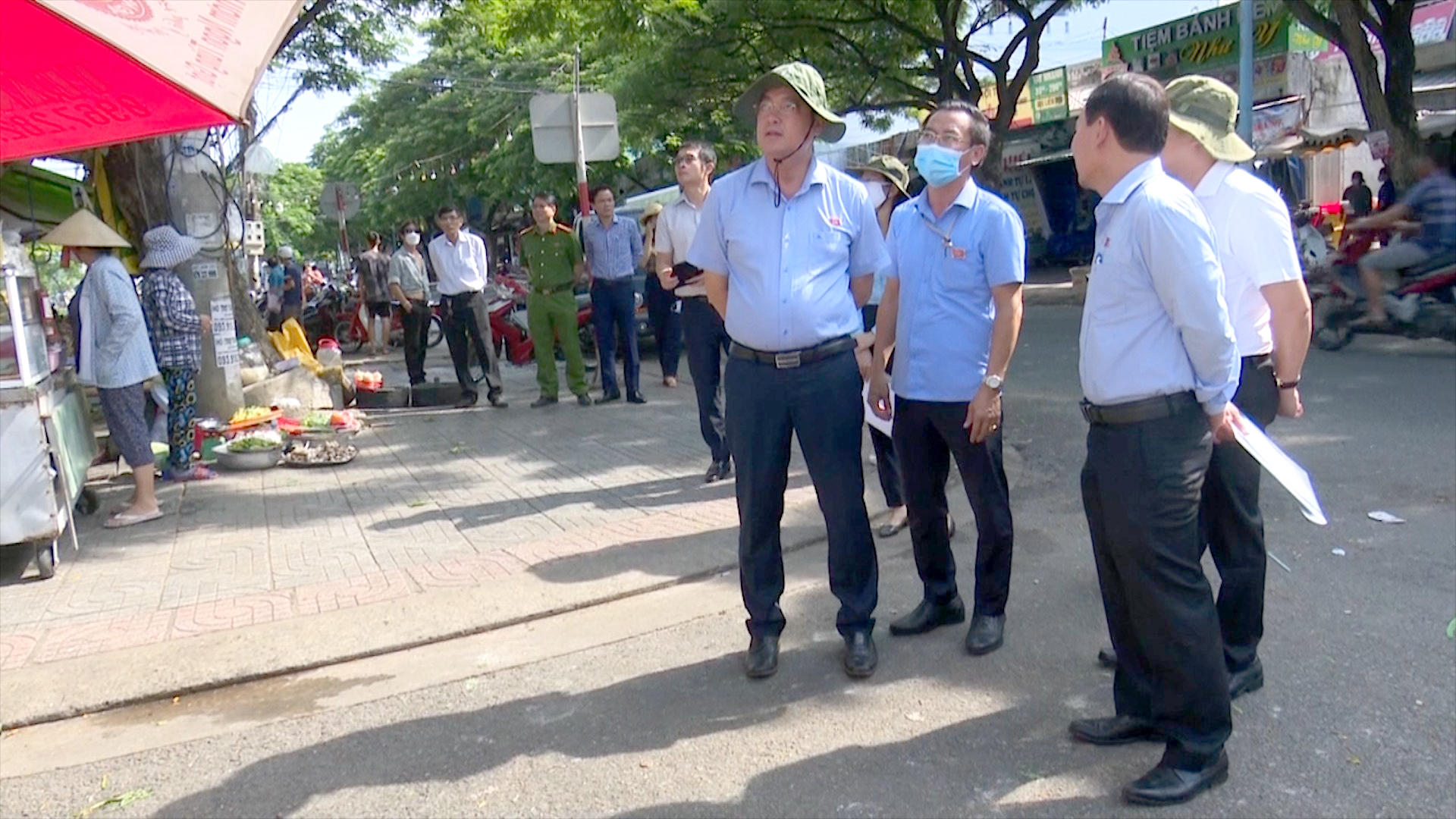 Lãnh đạo TP. Vũng Tàu kiểm tra chợ tự phát đường Phước Thắng (phường 12, TP. Vũng Tàu).