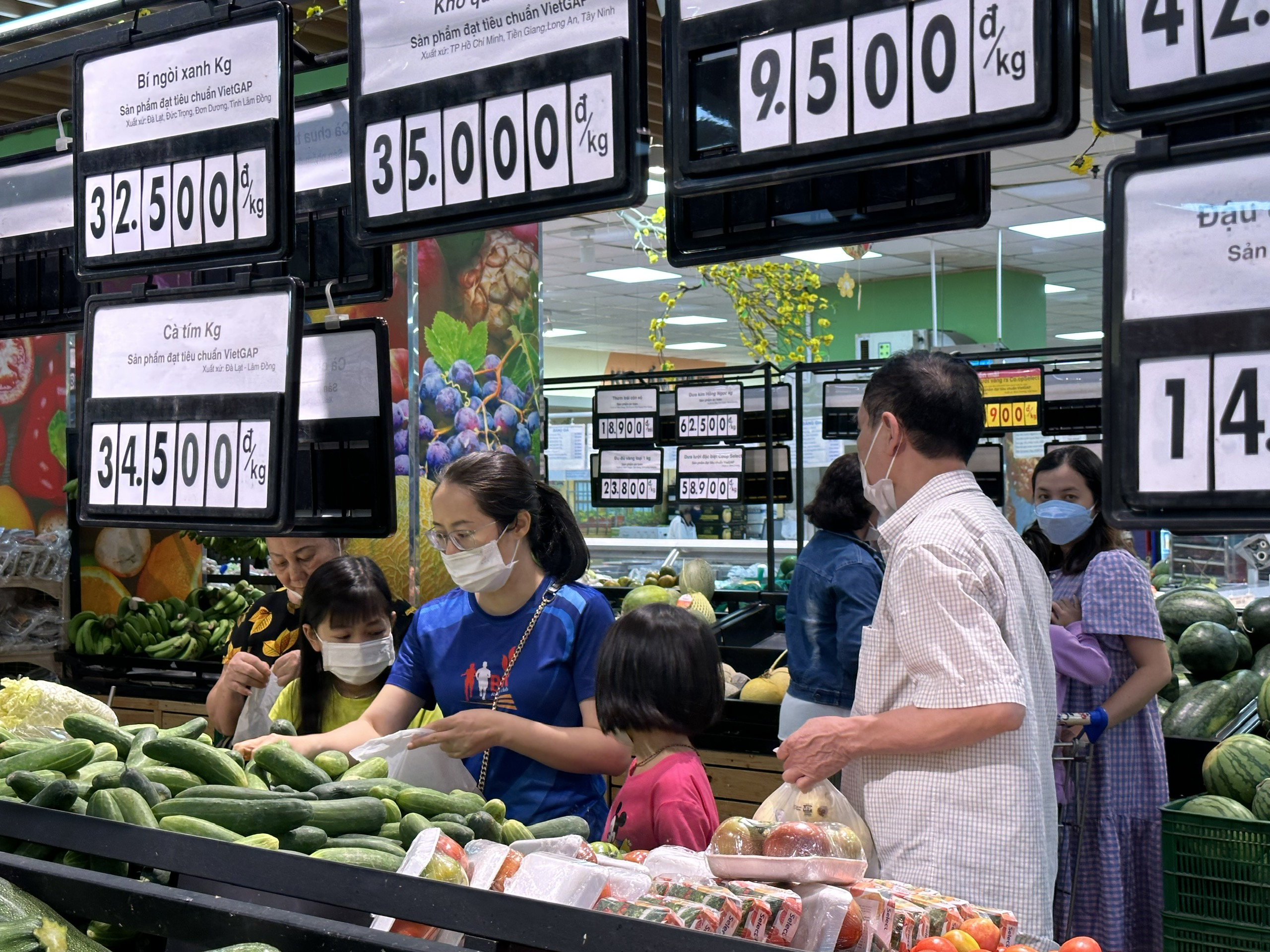 Người dân mua hàng tại  Co.opMart Vũng Tàu.