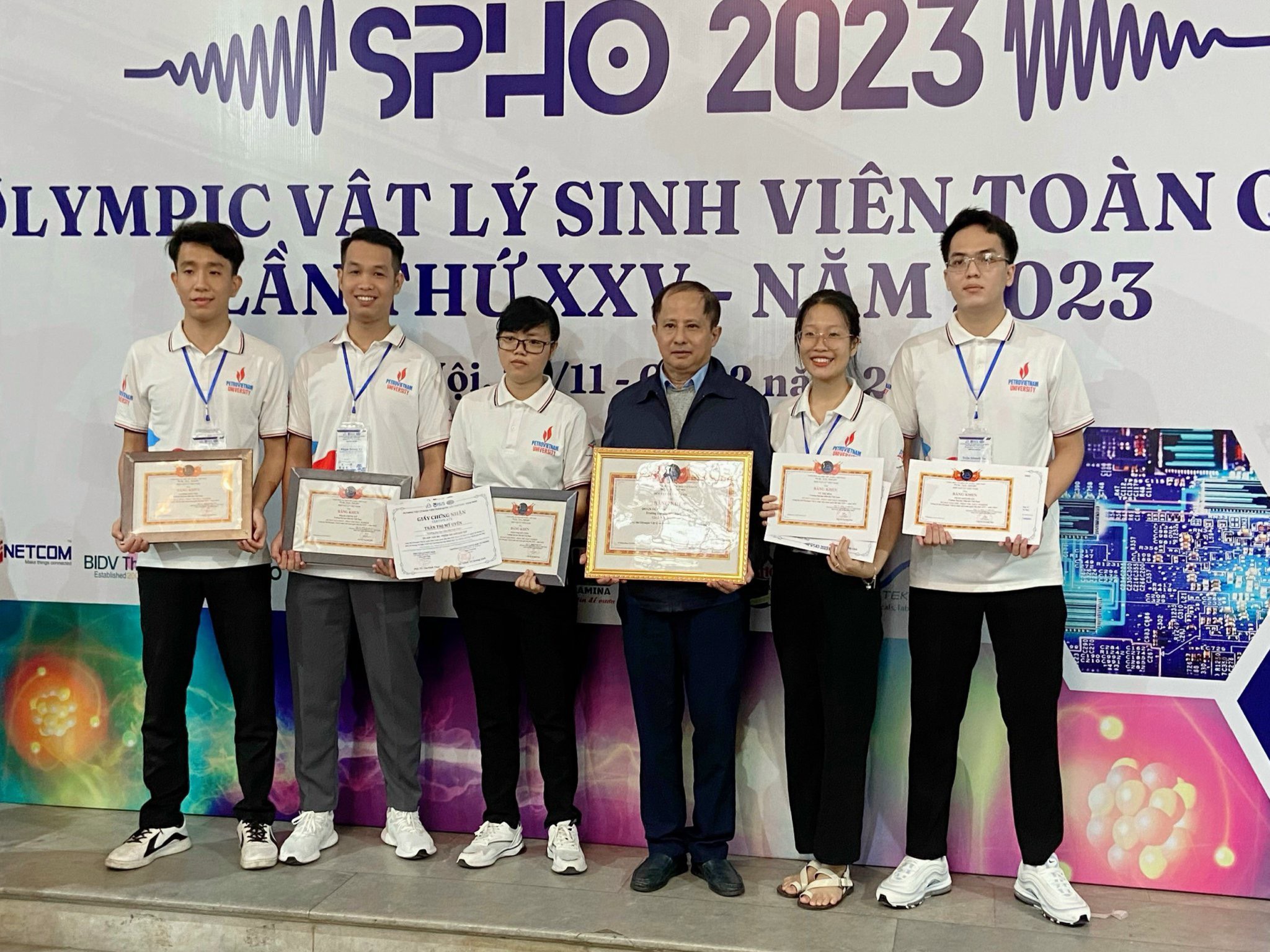 Thầy trò PVU nhận giải tập thể và cá nhân tại lễ bế mạc.