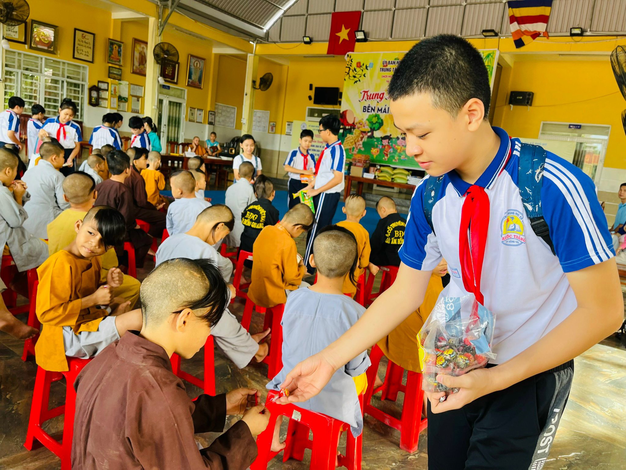 HS Trường THCS Phước Thắng chia sẻ yêu thương đến các em mái ấm  Hồng Quang.