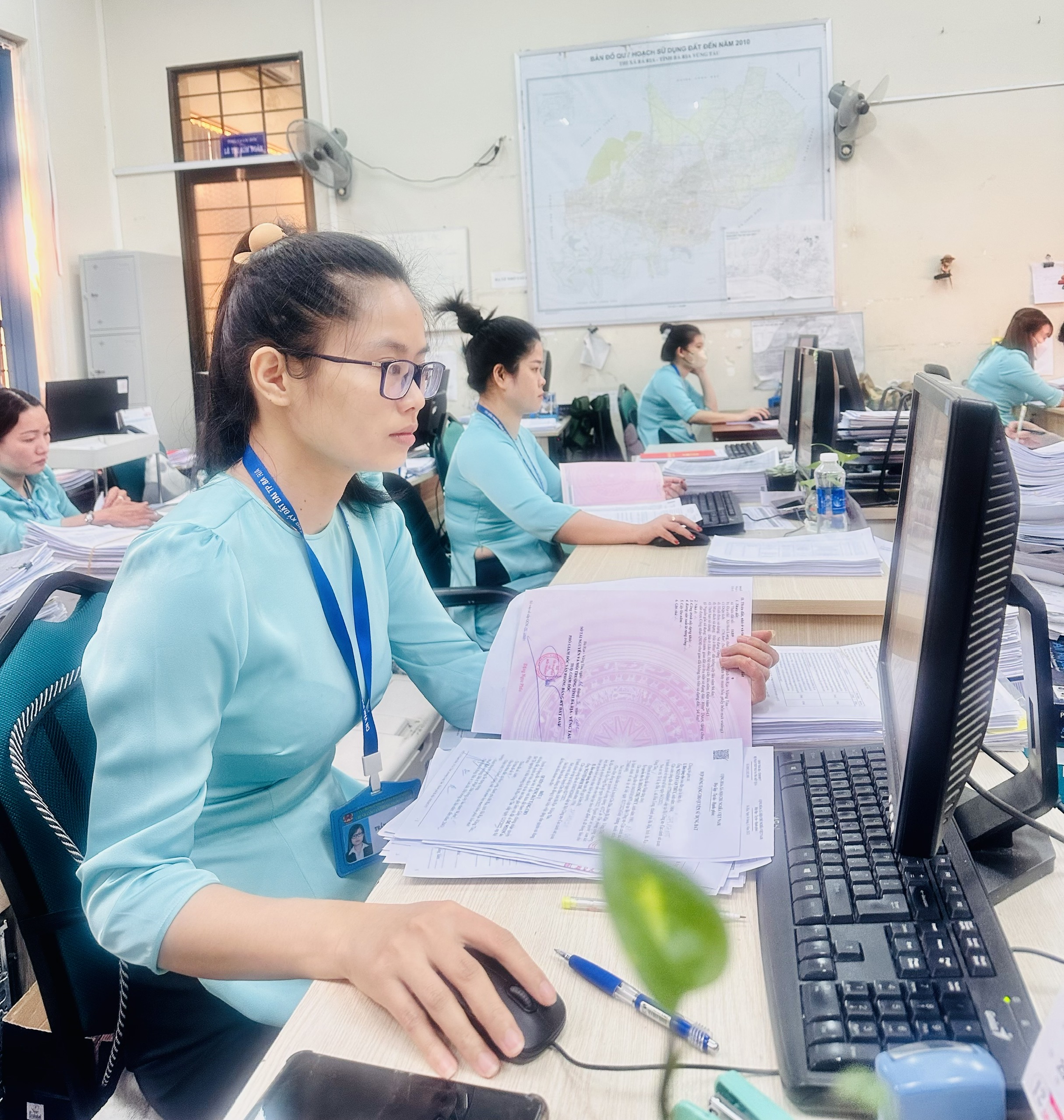 Ngành TN-MT đã đưa nhiều ứng dụng vào phục vụ công tác quản lý, giúp người dân, DN tiếp cận nhanh hơn với lĩnh vực đất đai. Trong ảnh: Nhân viên Chi nhánh VP Đăng ký đất đai TP. Bà Rịa xử lý hồ sơ đất cho người dân qua ứng dụng chuyên ngành.