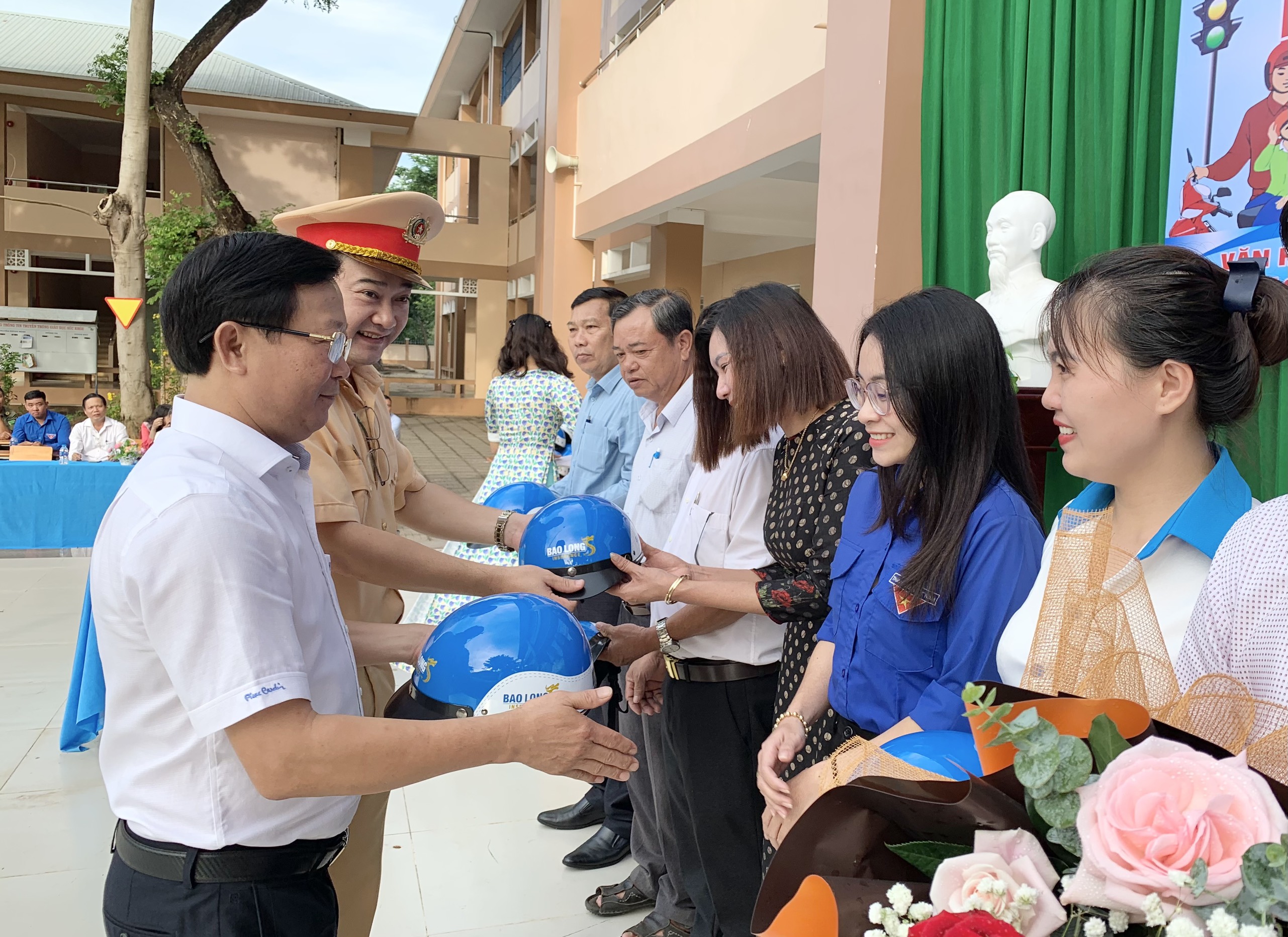 Đội CSGT-TT Công an huyện Châu Đức, Phòng Kinh tế - Hạ tầng huyện tặng nón bảo hiểm và sách hướng dẫn Luật Giao thông đường bộ cho thành viên Ban Chỉ đạo và HS Trường THCS Nguyễn Công Trứ.