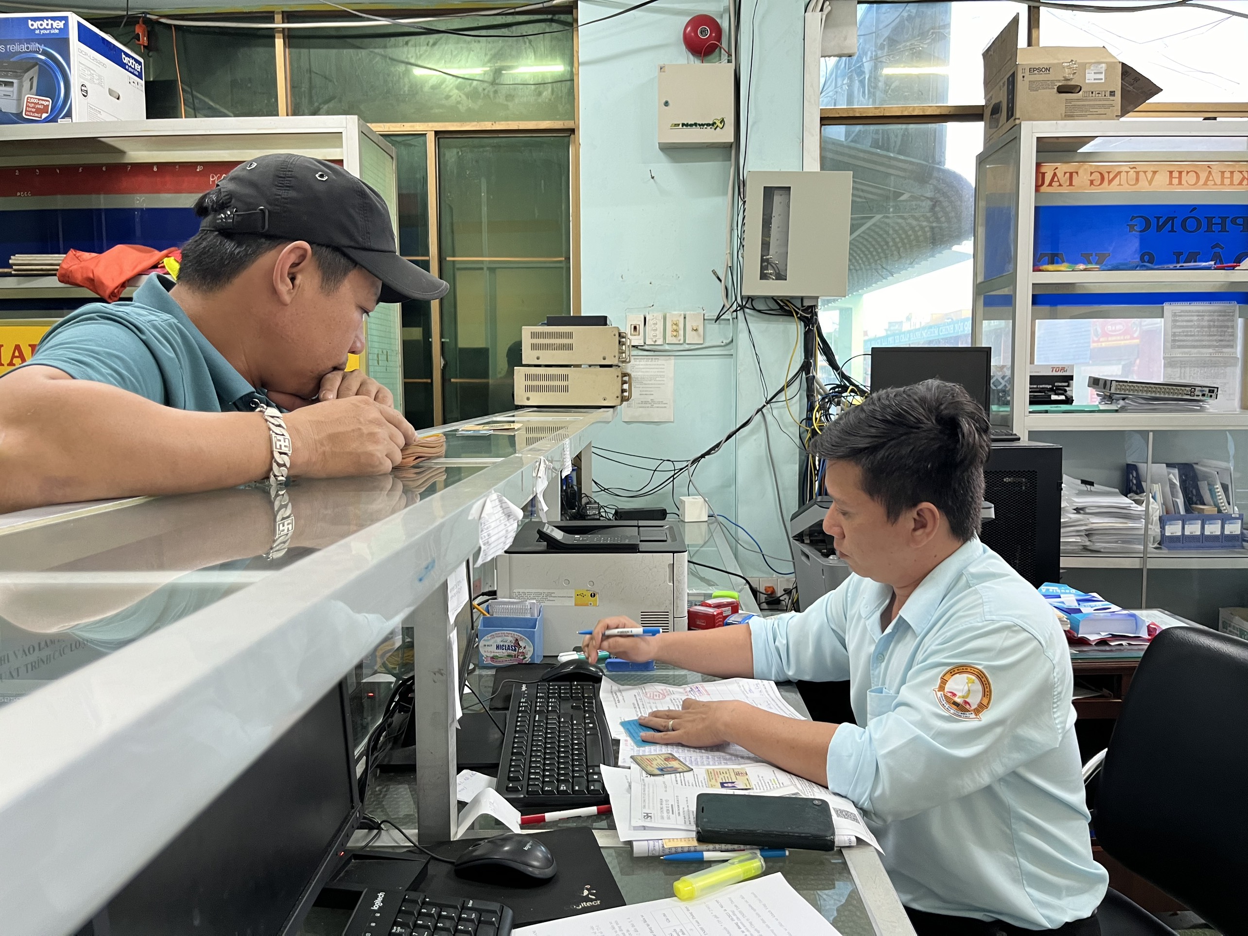 Nhân viên bến xe khách tỉnh kiểm tra giấy tờ vận tải hành khách của nhà xe trước khi ký lệnh xuất bến.