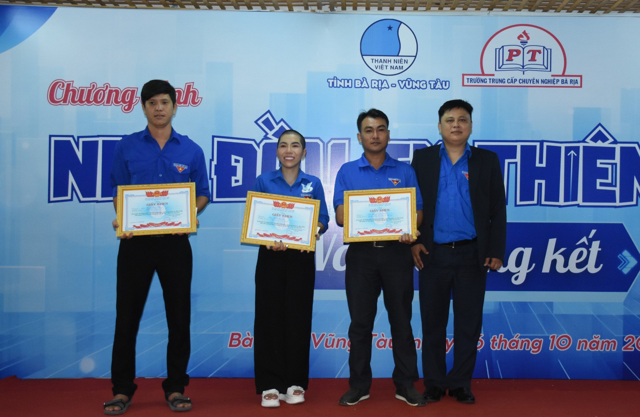 Mô hình chuỗi xe bán thức ăn nhanh Hai Hoà Lắc của chị Trịnh Thị Hoà (thứ hai từ trái qua) giành giải Ba tại vòng chung kết Nhà đầu tư thiên thần năm 2023.