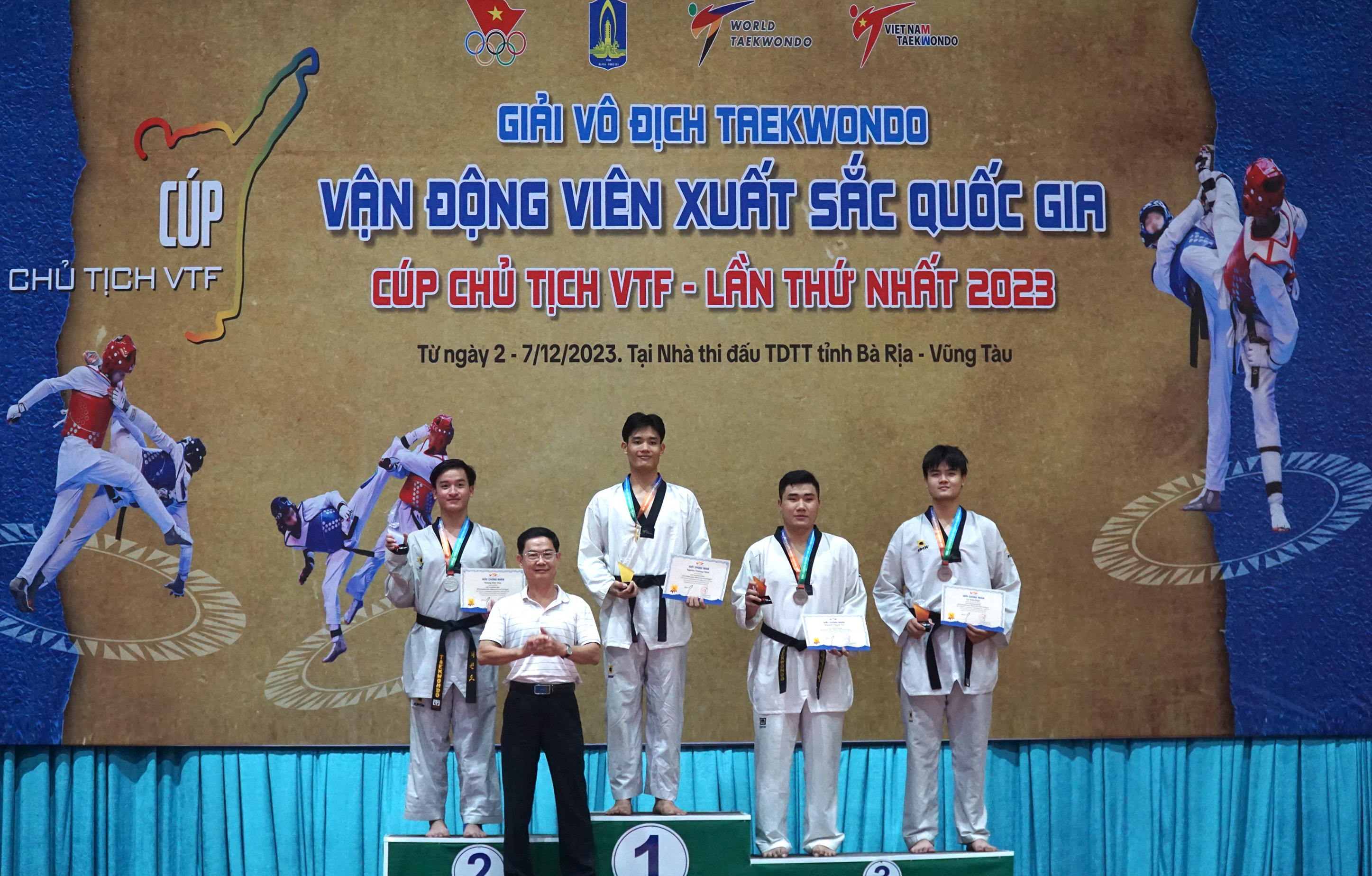 Ban tổ chức trao giải cho các vận động viên.                               