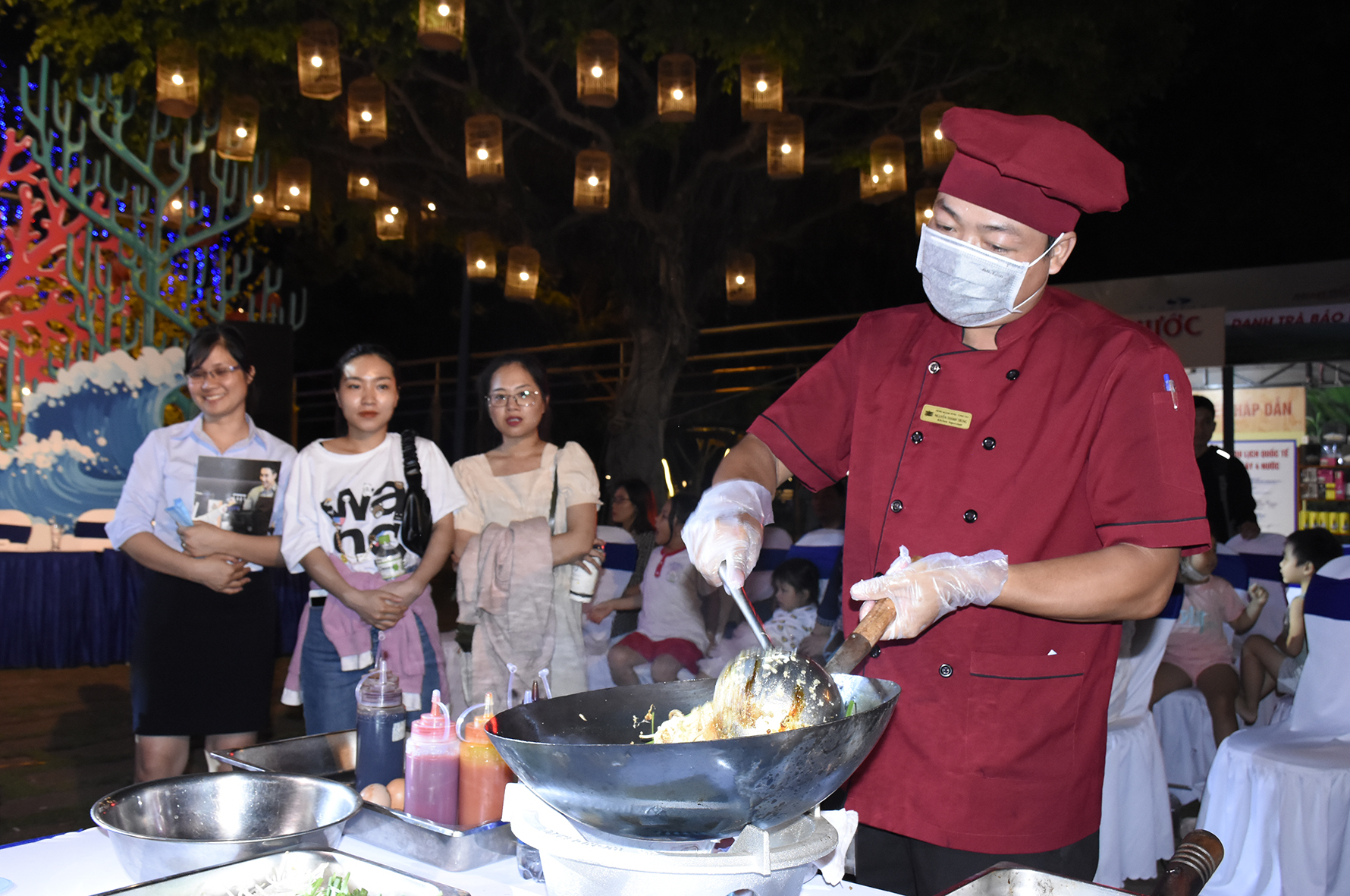 Một hoạt động trình diễn ẩm thực đêm tại Bãi Trước (TP.Vũng Tàu).