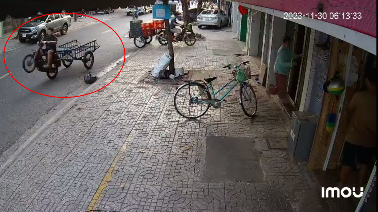 Clip ghi lại cảnh thanh niên tên Nh. chạy xe lôi và có hành vi 