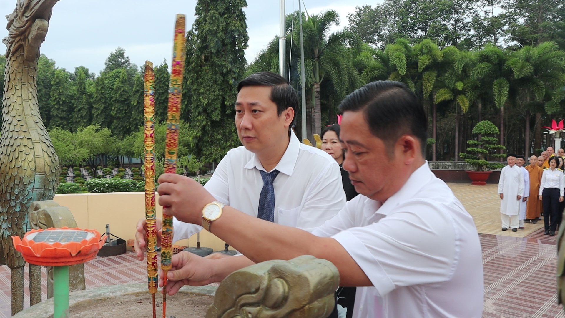 Ông Nguyễn Công Danh, Bí thư Huyện ủy Đất Đỏ dâng hương tại lễ viếng.